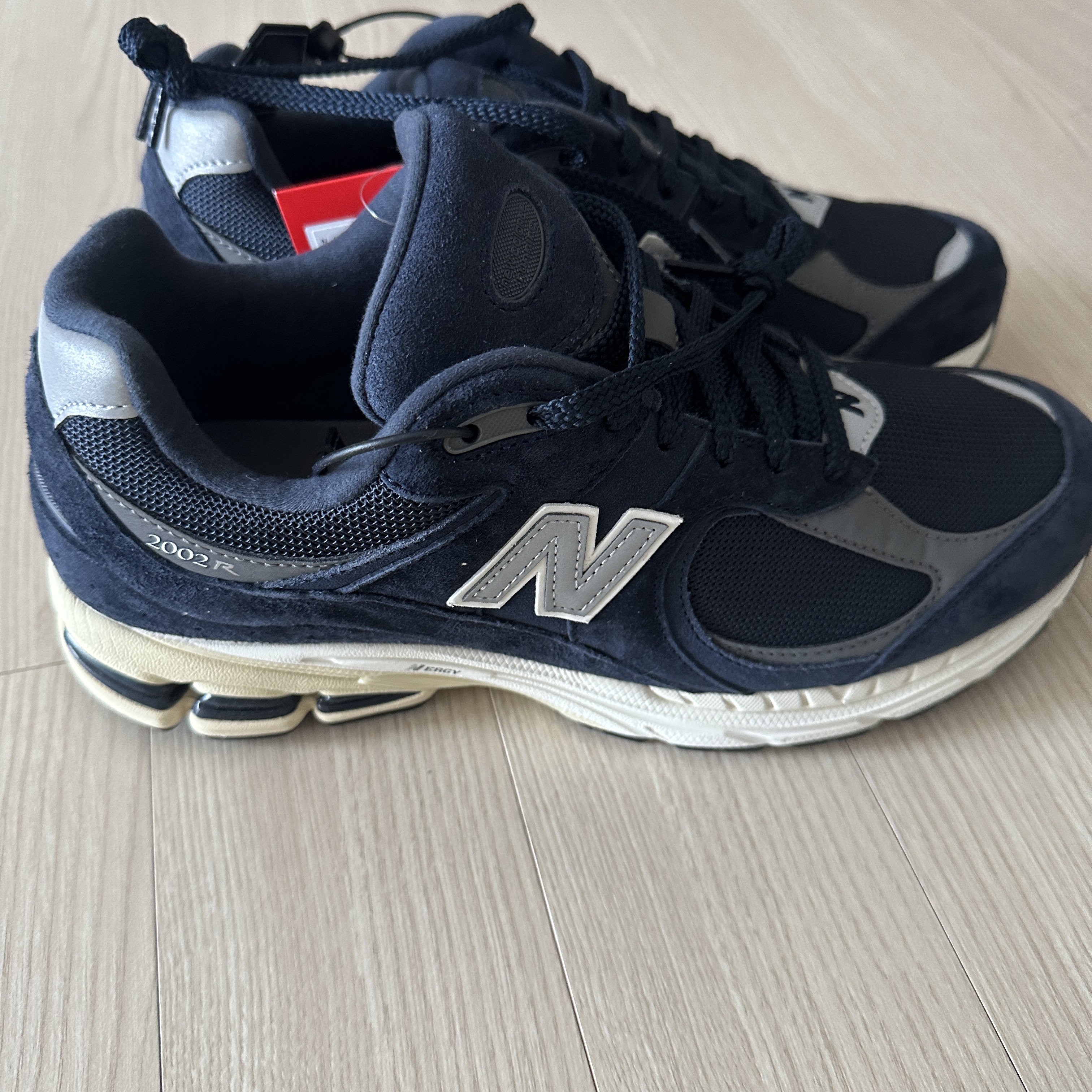 New Balance 2002R Eclipse Castlerock 착용 스타일