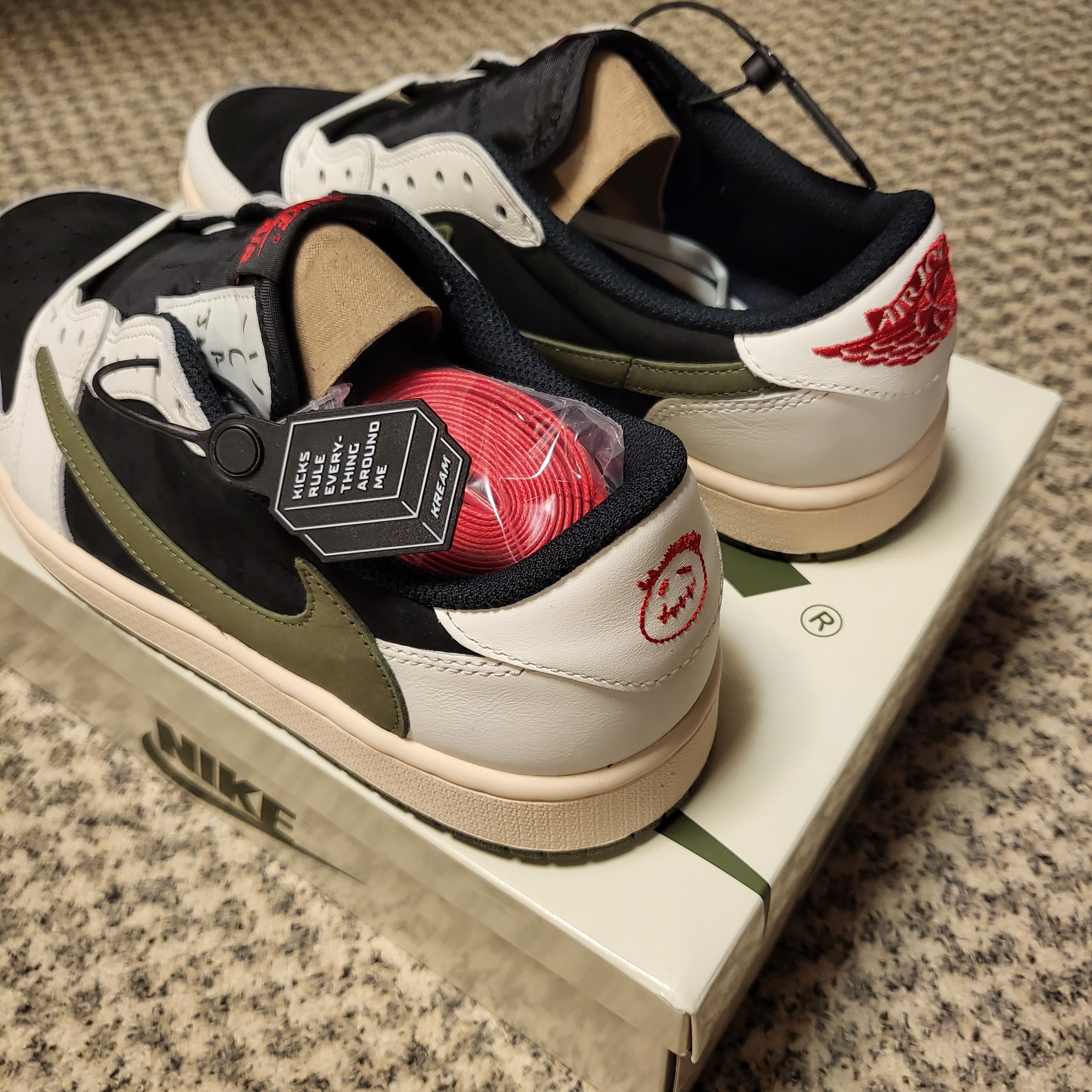 (W) Jordan 1 x Travis Scott Retro Low OG SP Medium Olive 착용 스타일 - 2