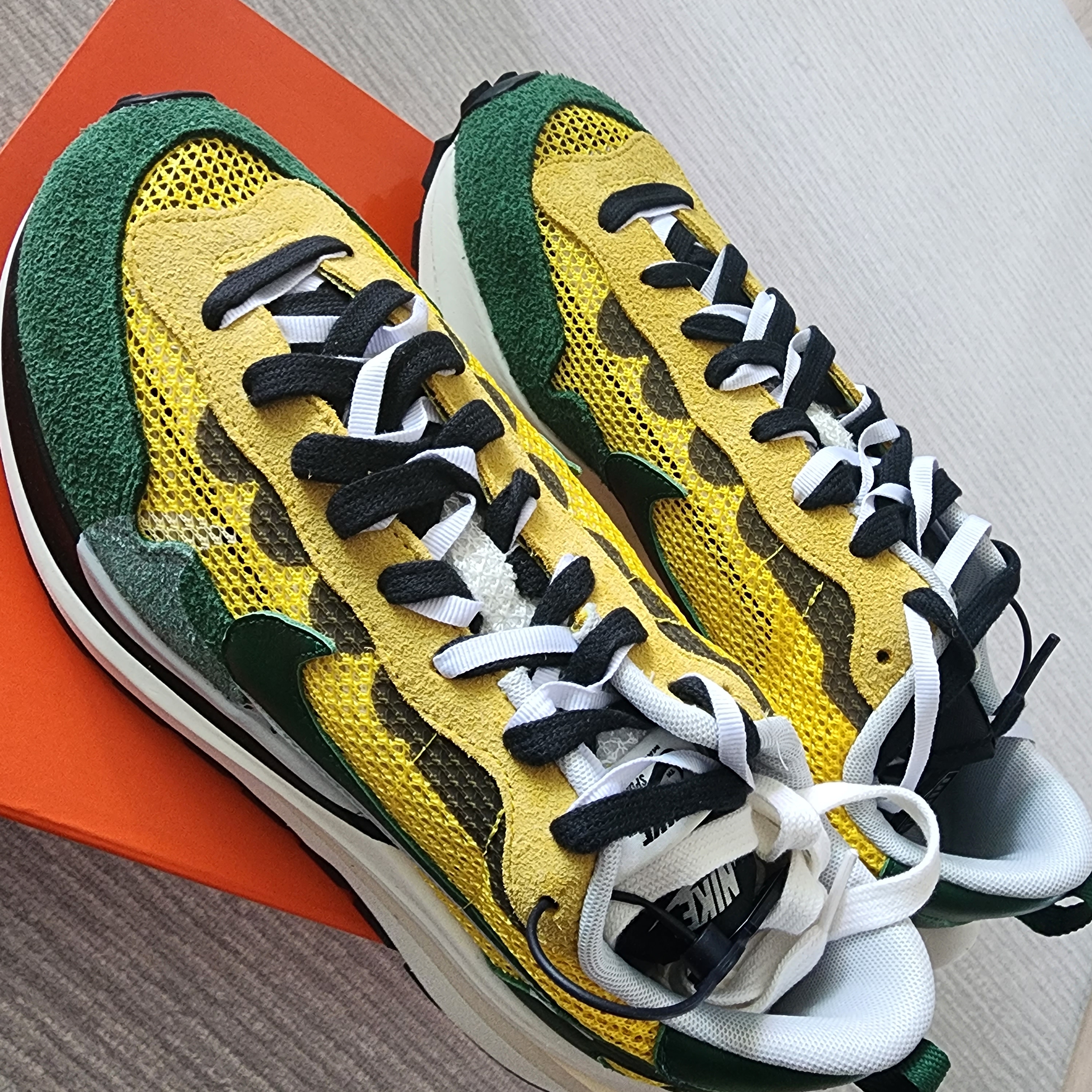 Nike x Sacai VaporWaffle Tour Yellow & Gorge Green Sail 착용 스타일 - 2