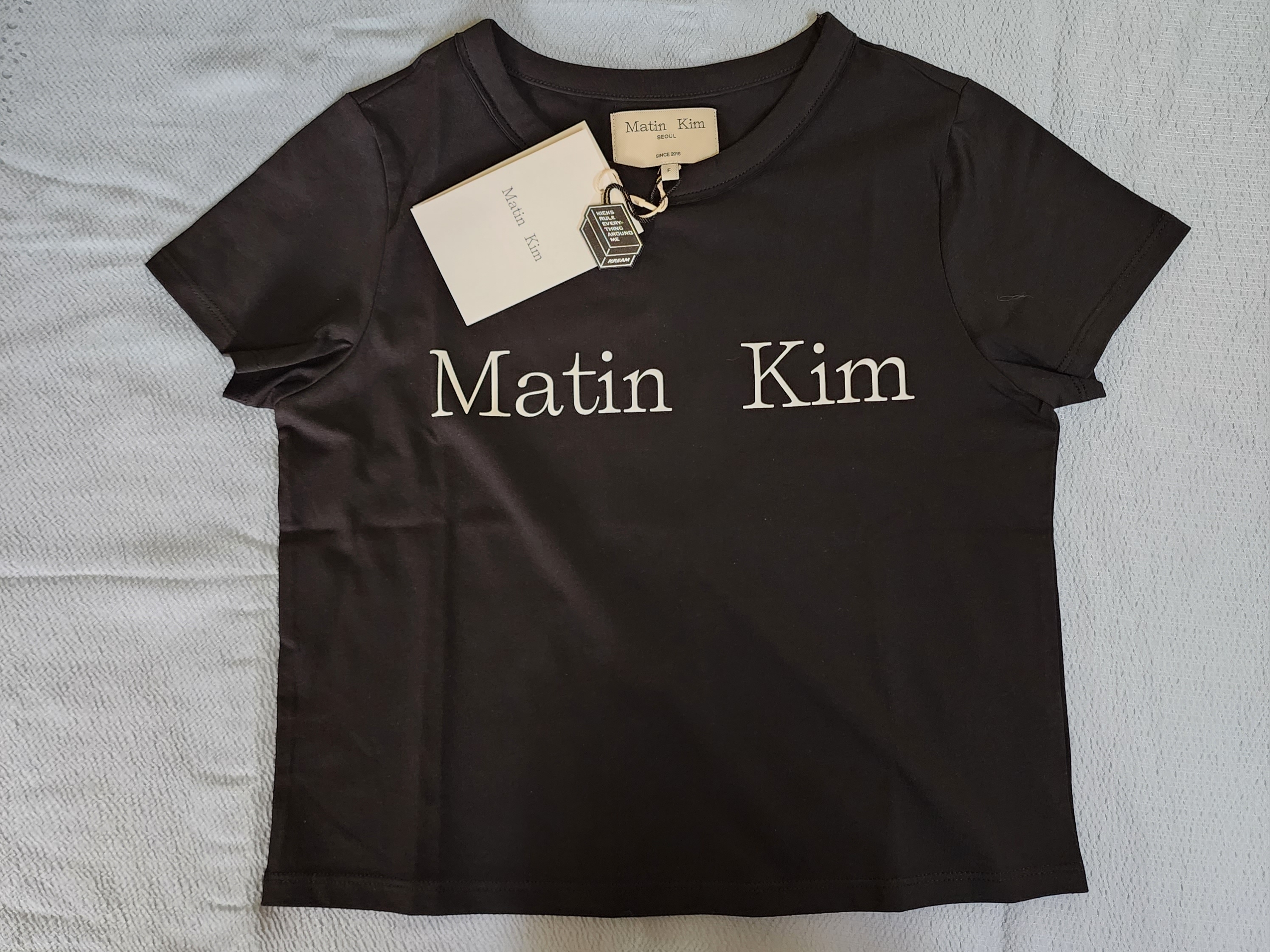 (W) Matin Kim Logo Silket Crop Top Black 착용 스타일