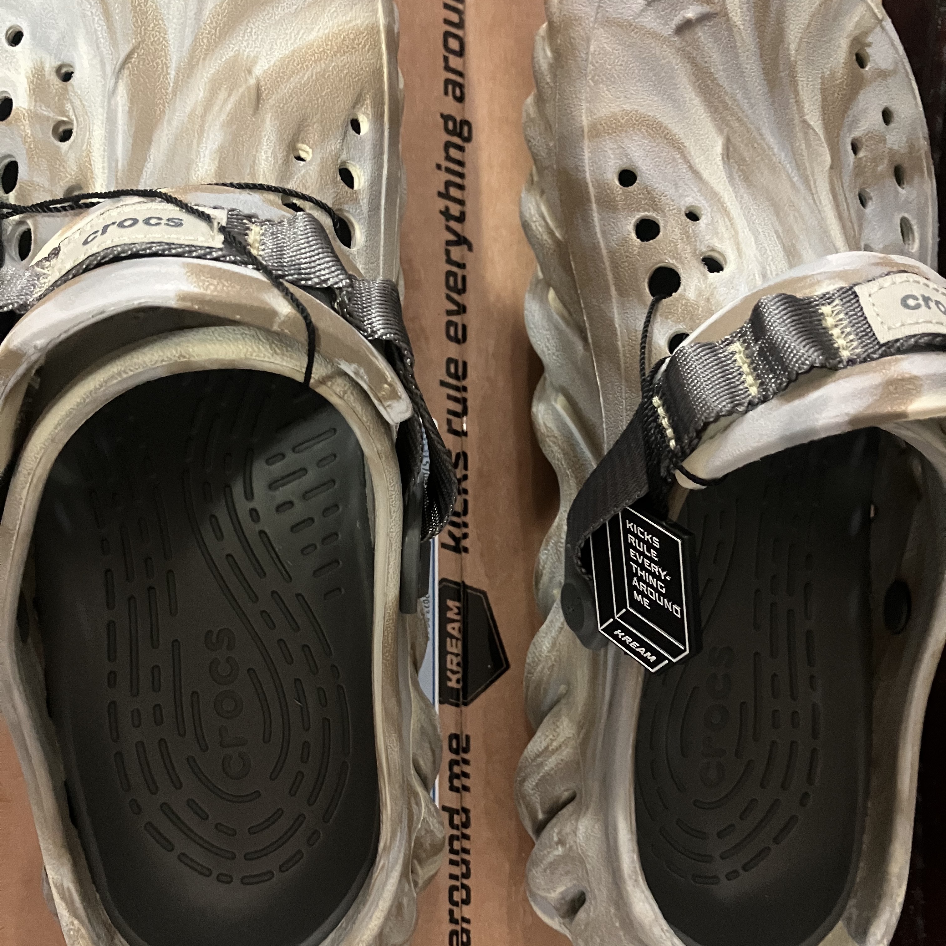 Crocs Echo Marbled Clog Bone Multi 착용 스타일 - 3