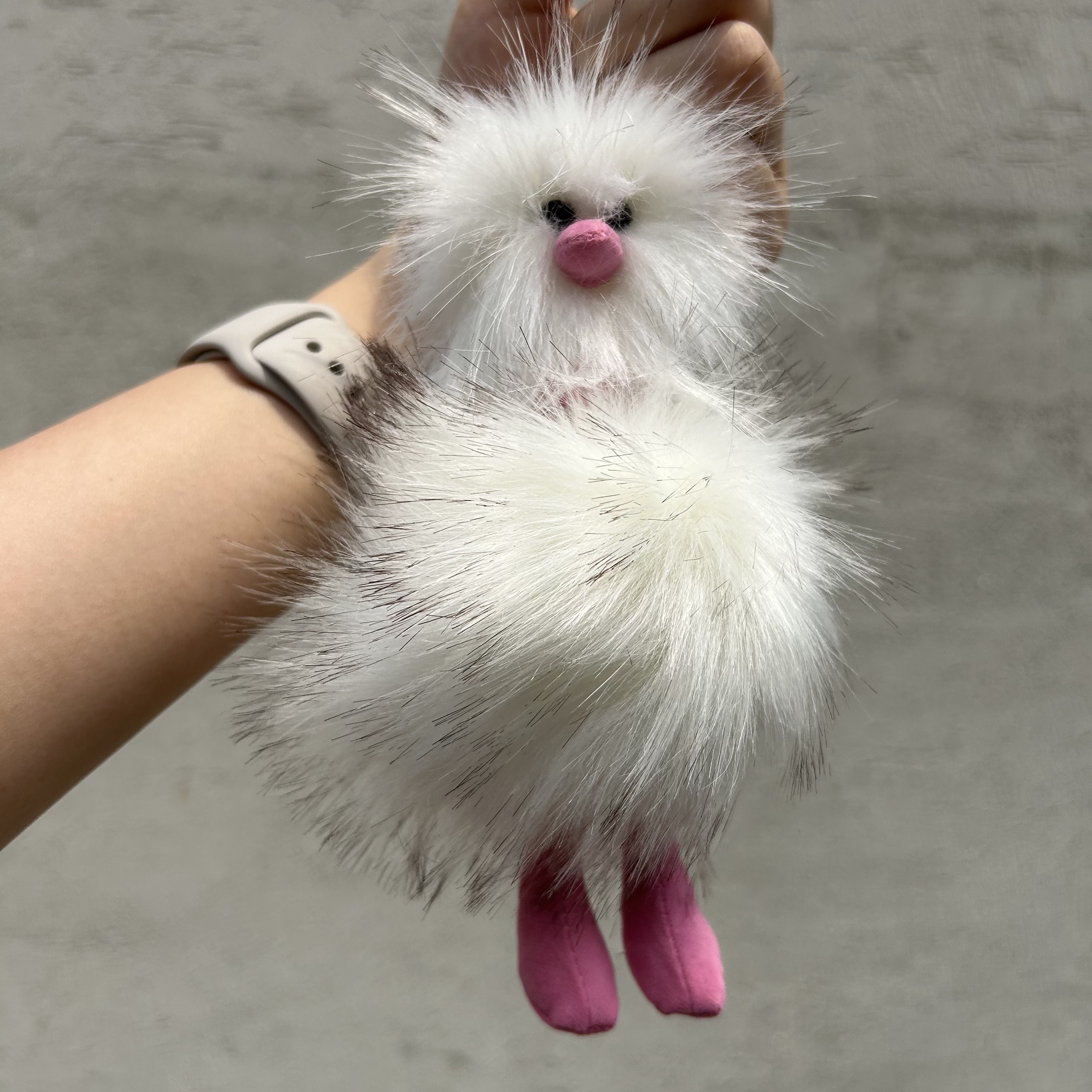 Cosymosy Ugly Bird Keyring White 착용 스타일