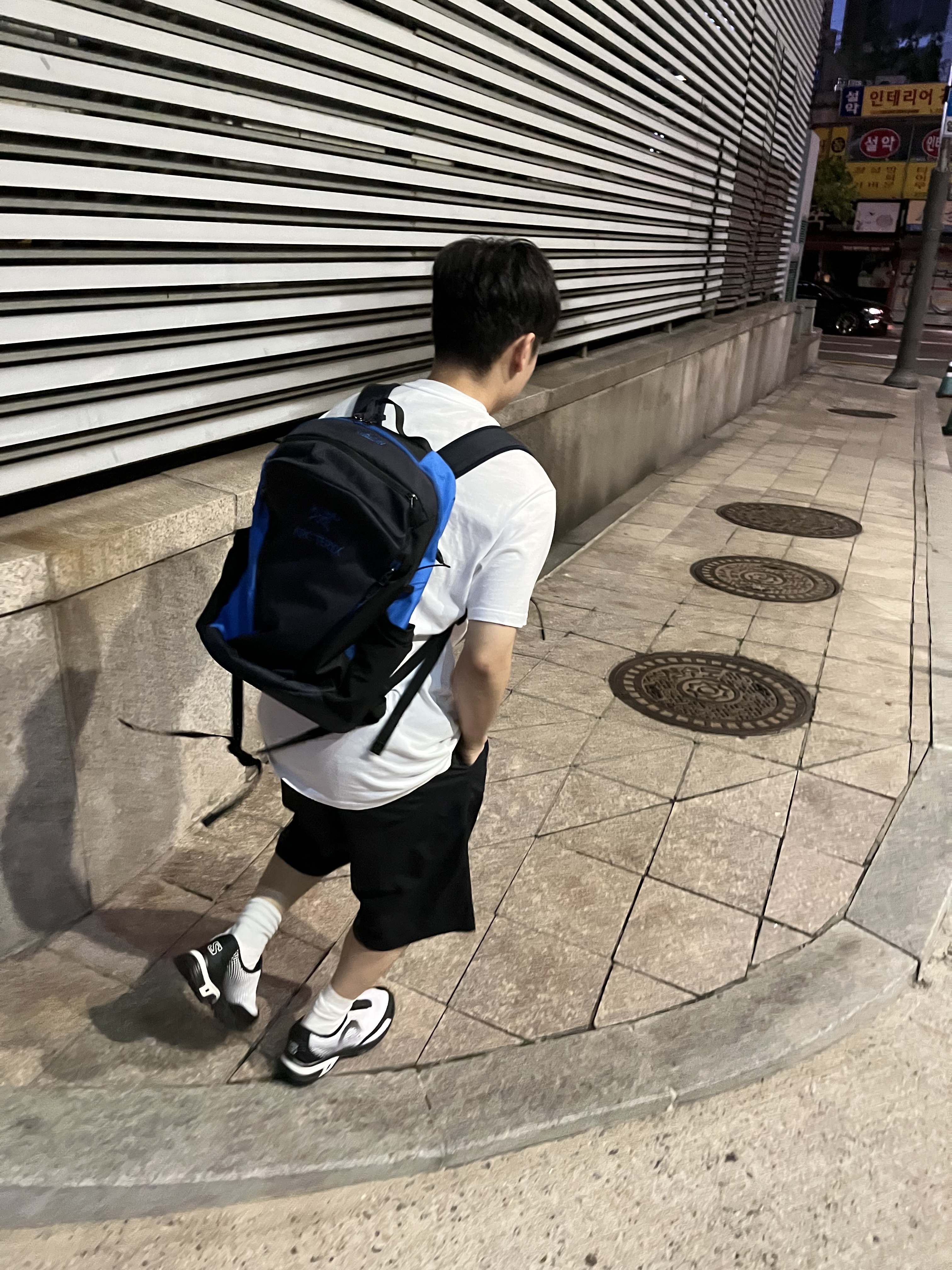 Salomon x Comme des Garcons Homme Plus SR901E White Black, Arc'teryx x Beams Mantis 26 Backpack Boro Blue 착용 스타일