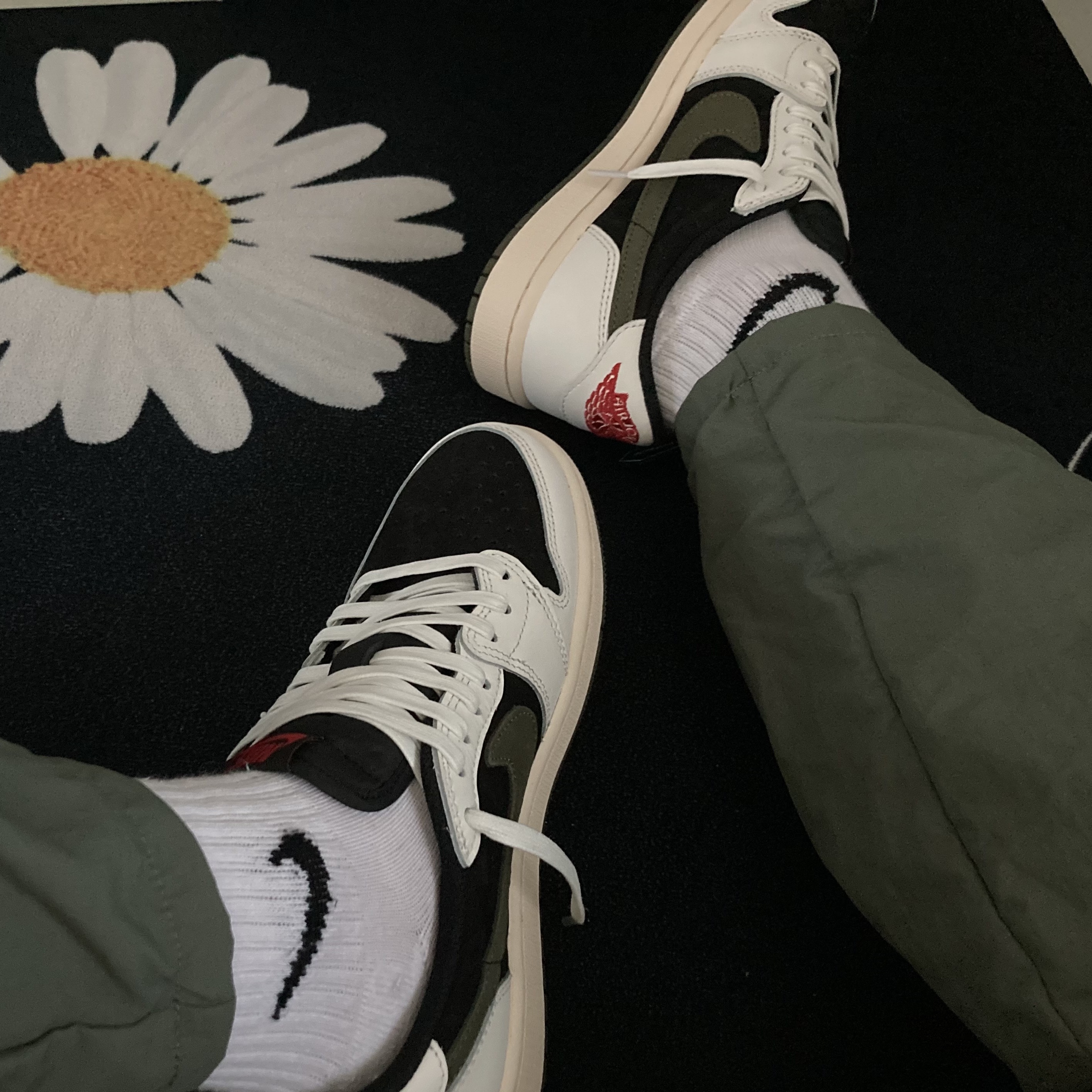 (W) Jordan 1 x Travis Scott Retro Low OG SP Medium Olive 착용 스타일