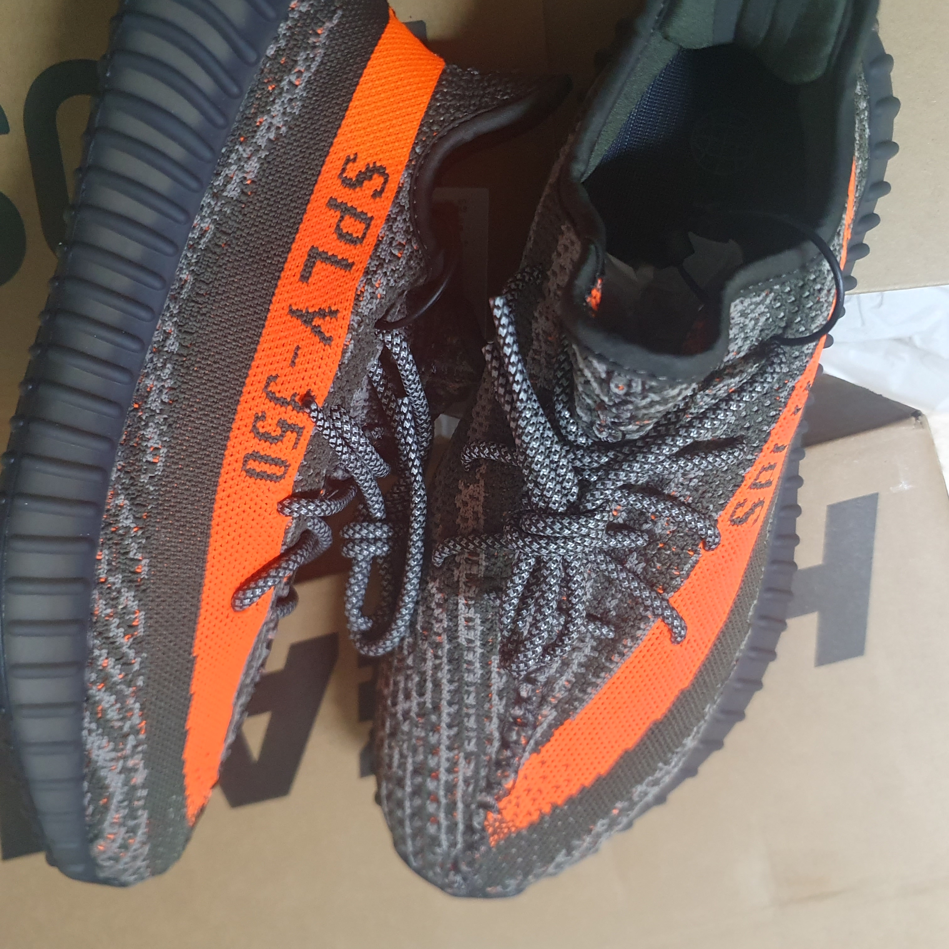 Adidas Yeezy Boost 350 V2 Carbon Beluga 착용 스타일 - 3