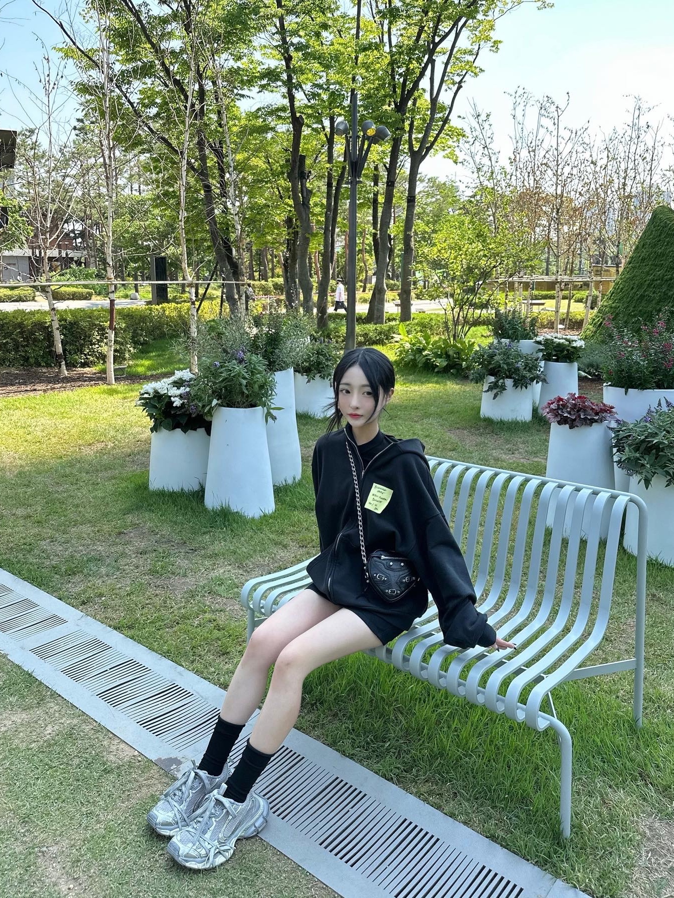 (W) Balenciaga 3XL Sneakers Light Beige, Balenciaga Arena Lambskin Aged Silver Hardware Le Cagole Mini Heart Bag Black 착용 스타일 - 1