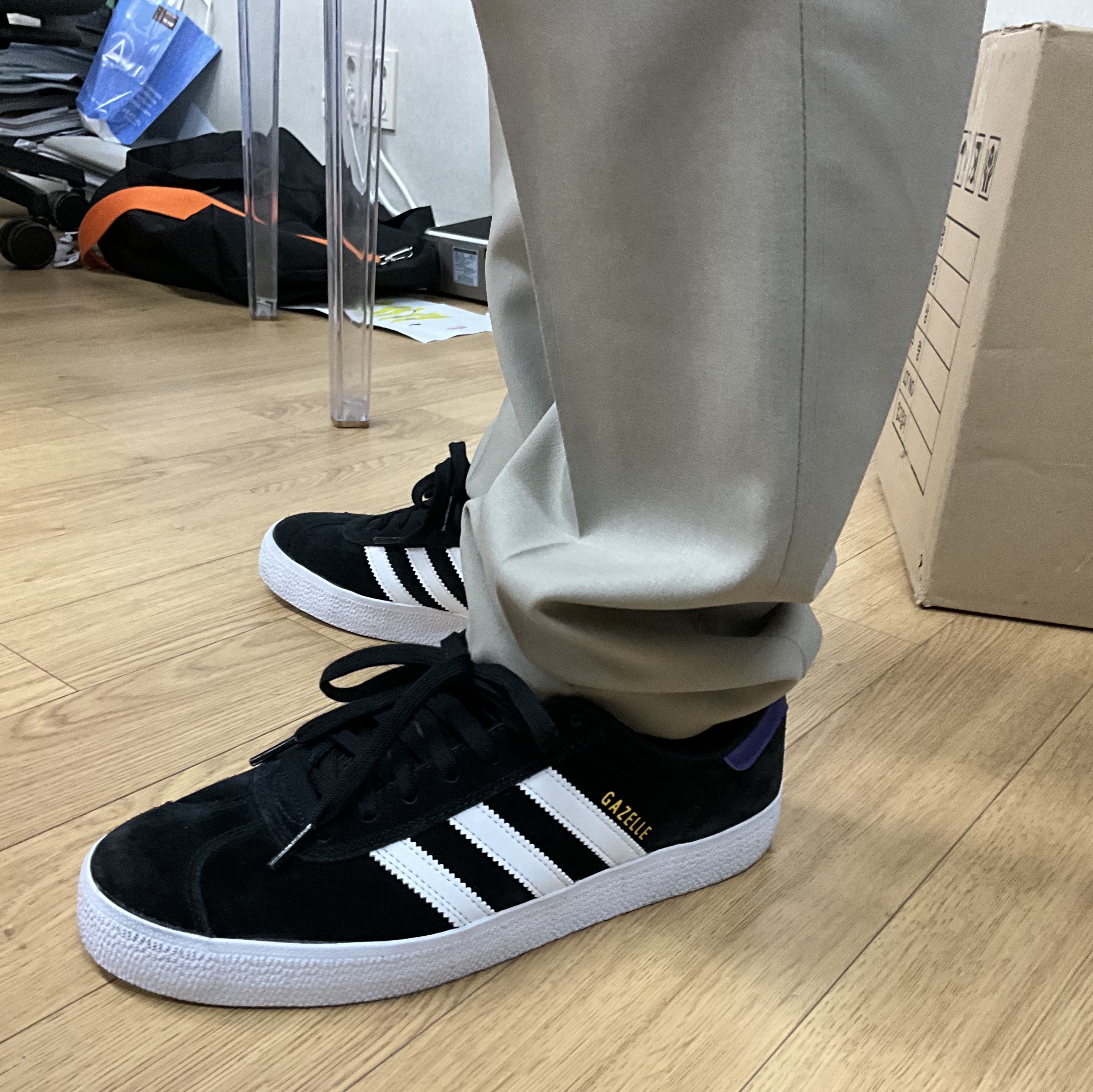 Adidas Gazelle ADV Core Black White 착용 스타일 - 1