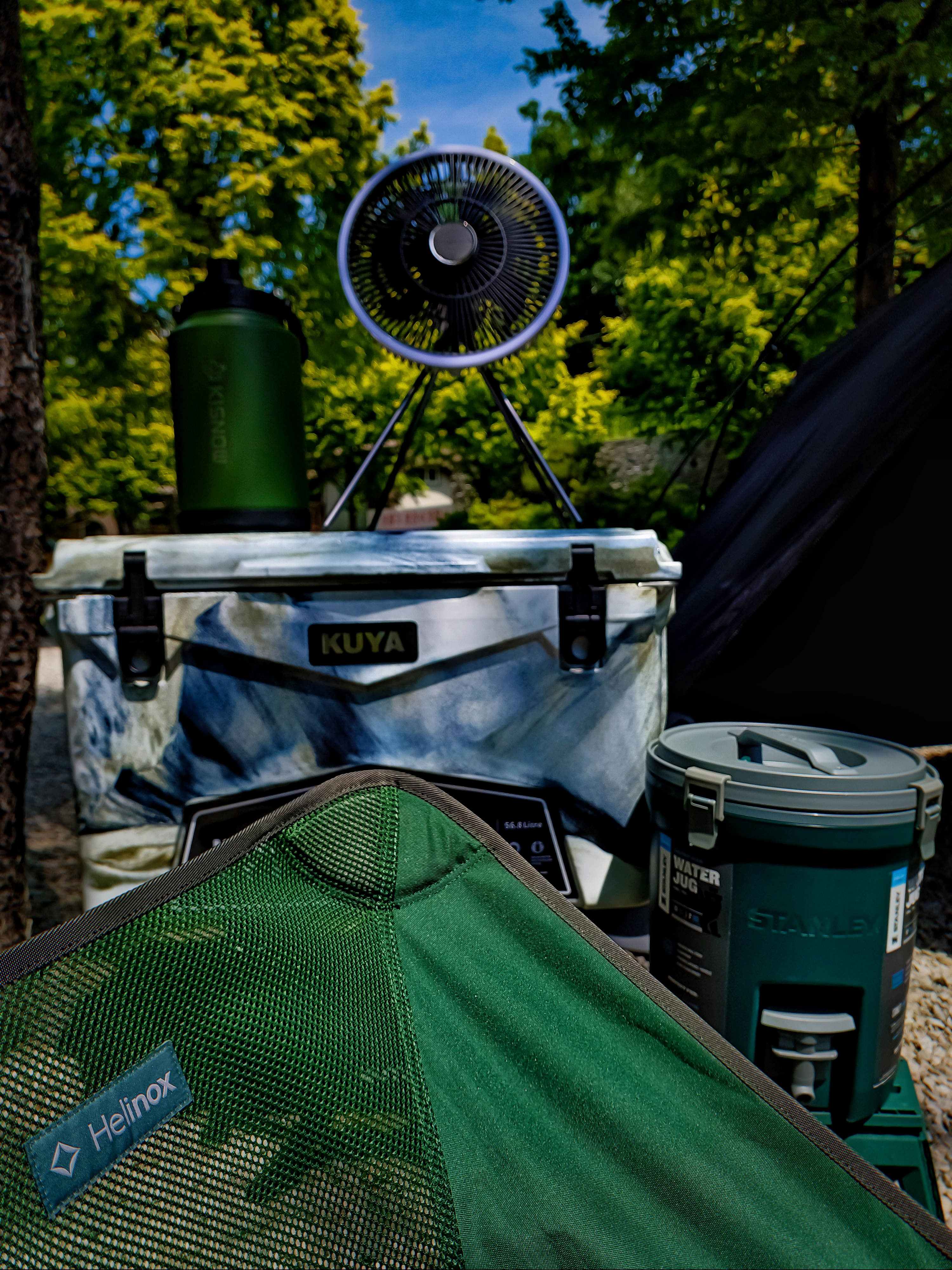 Helinox Chair One Forest Green, Stanley Adventure Water Jug 7.5L Green 착용 스타일