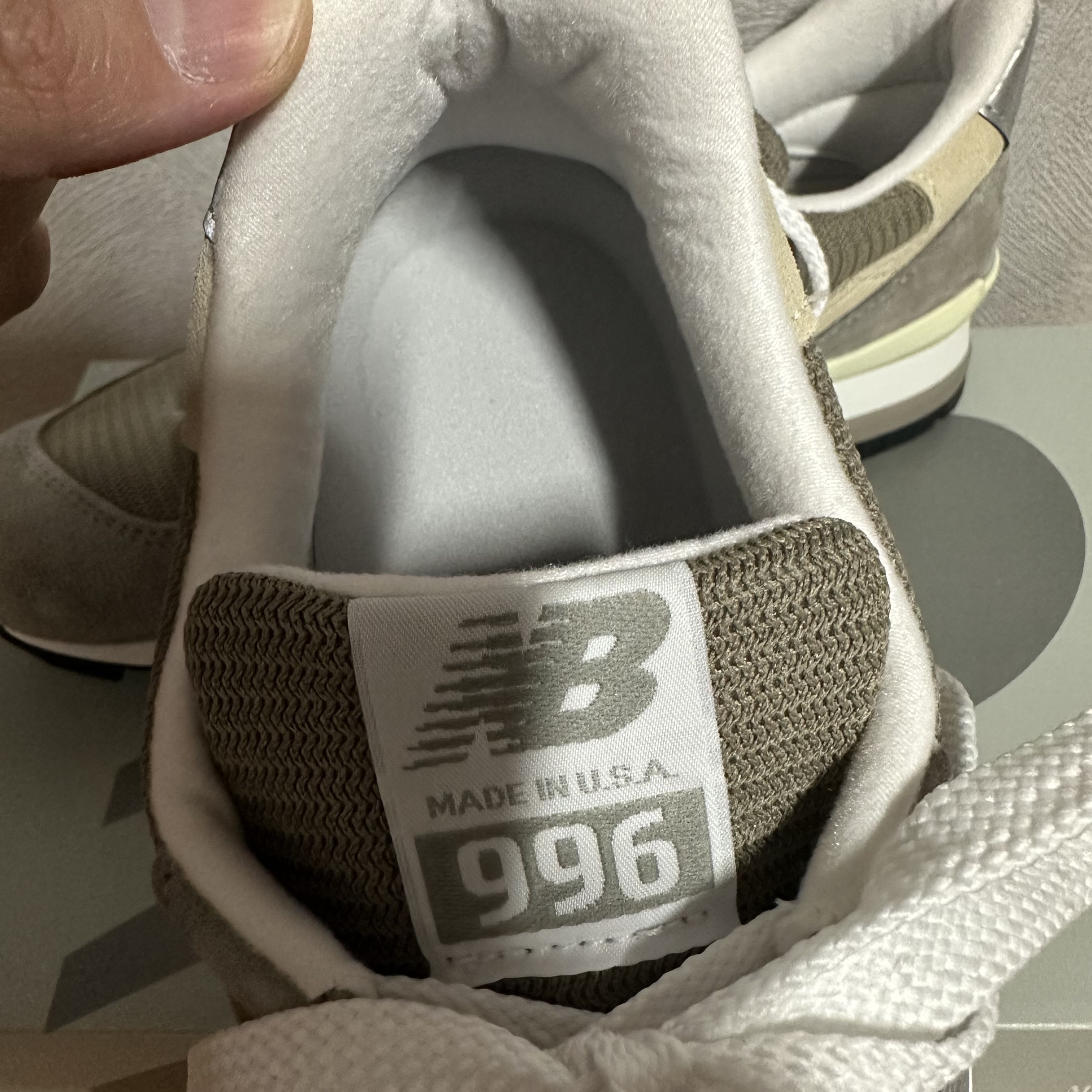 New Balance Made in USA 996 Grey 착용 스타일 - 5