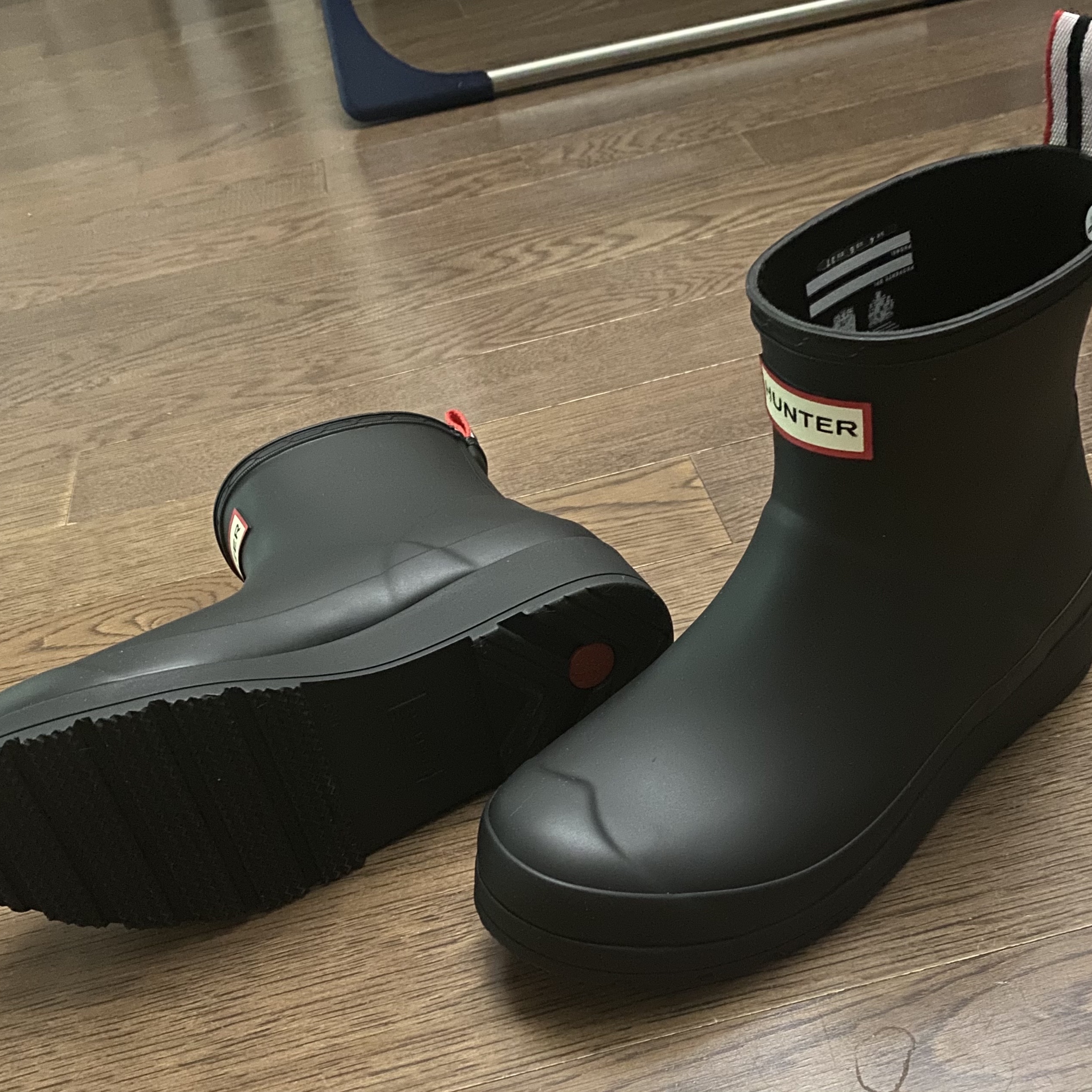 (W) Hunter Play Short Rain Boots Black 착용 스타일 - 2