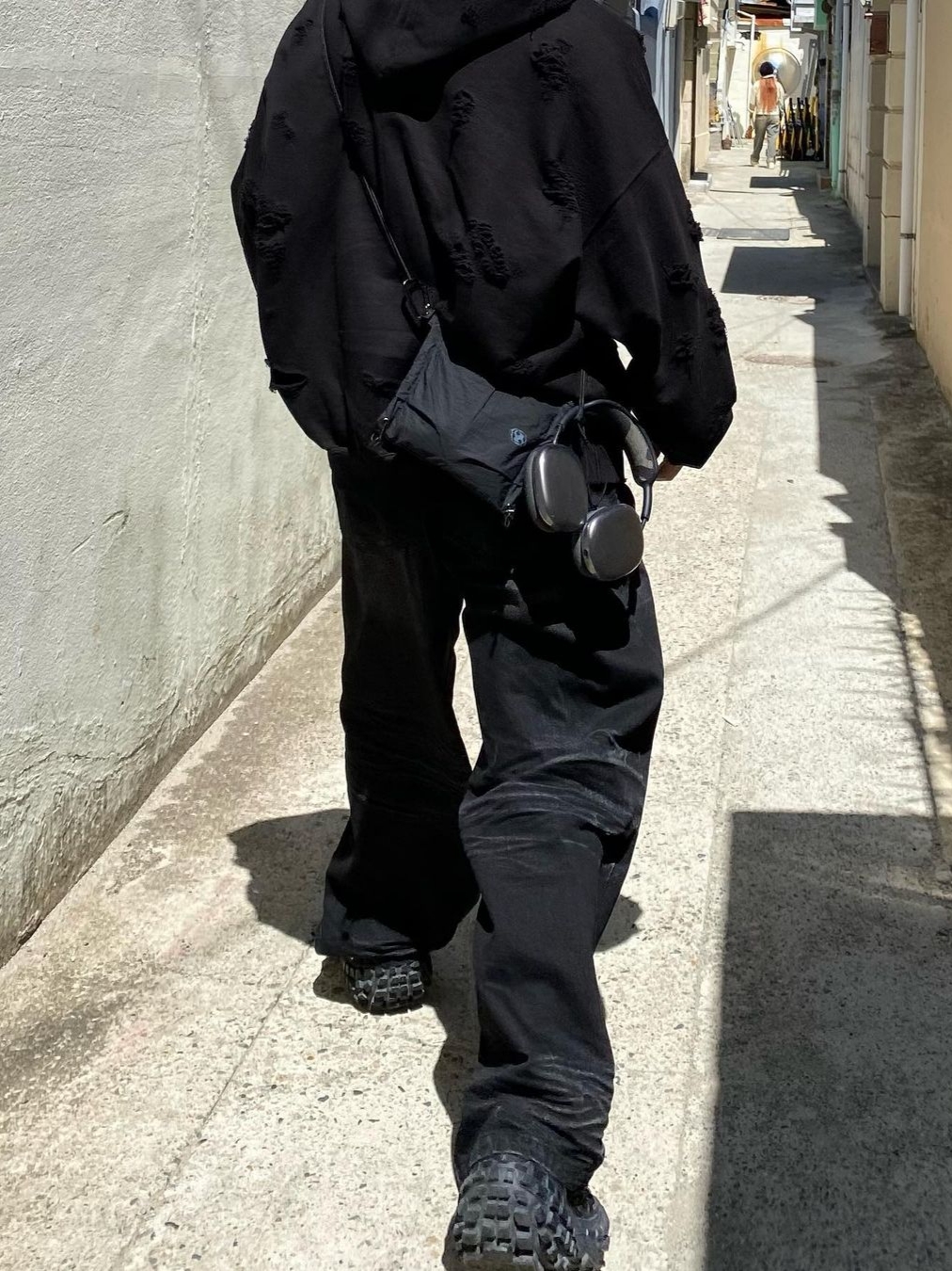 Apple AirPods Max Lightning Space Gray (Korean Ver.), [KREAM 단독] OMO Loosing Denim Pants Washed Black 착용 스타일 - 1