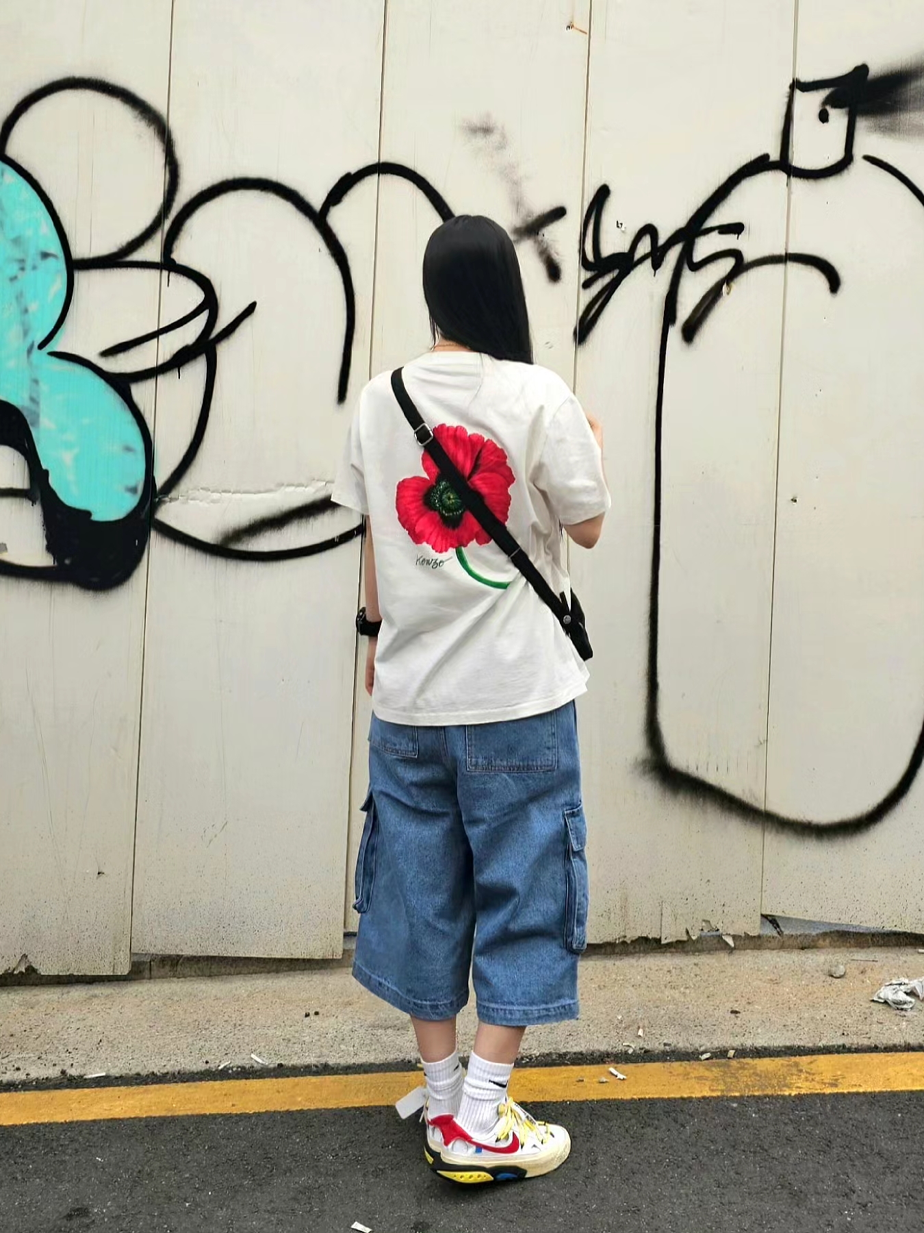 Stussy Canvas Side Pouch Washed Black, Kenzo Poppy T-Shirt Off White 착용 스타일 - 3