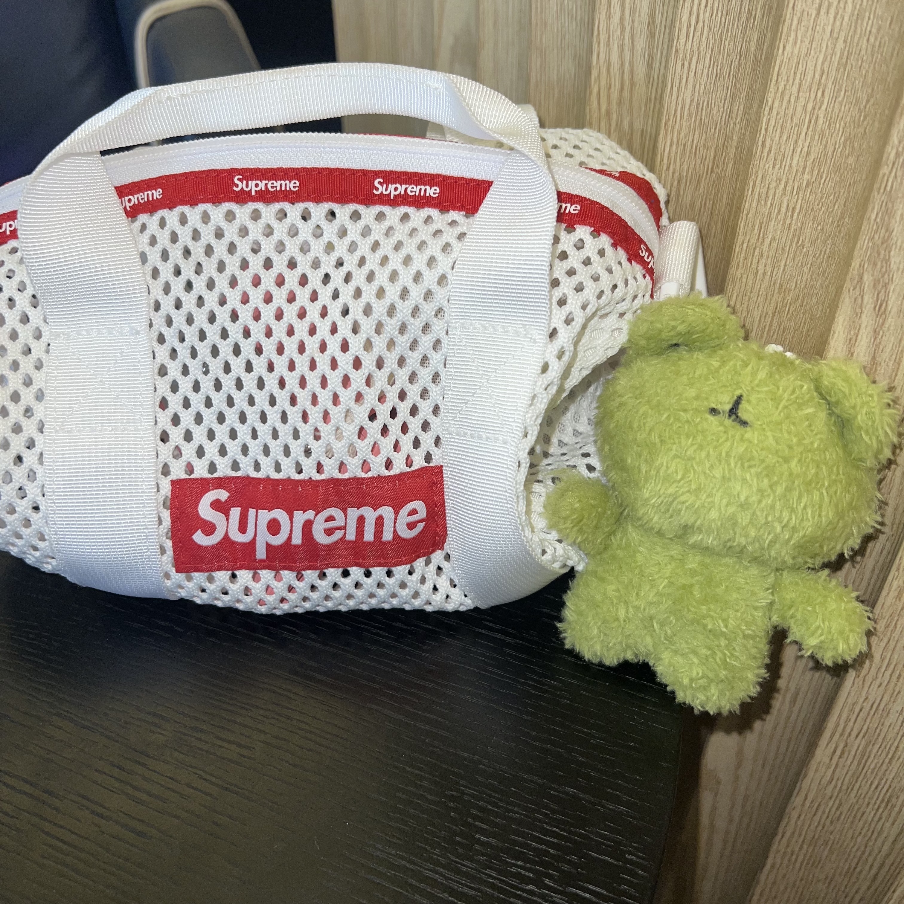 Supreme Mesh Mini Duffle Bag White - 23SS 착용 스타일