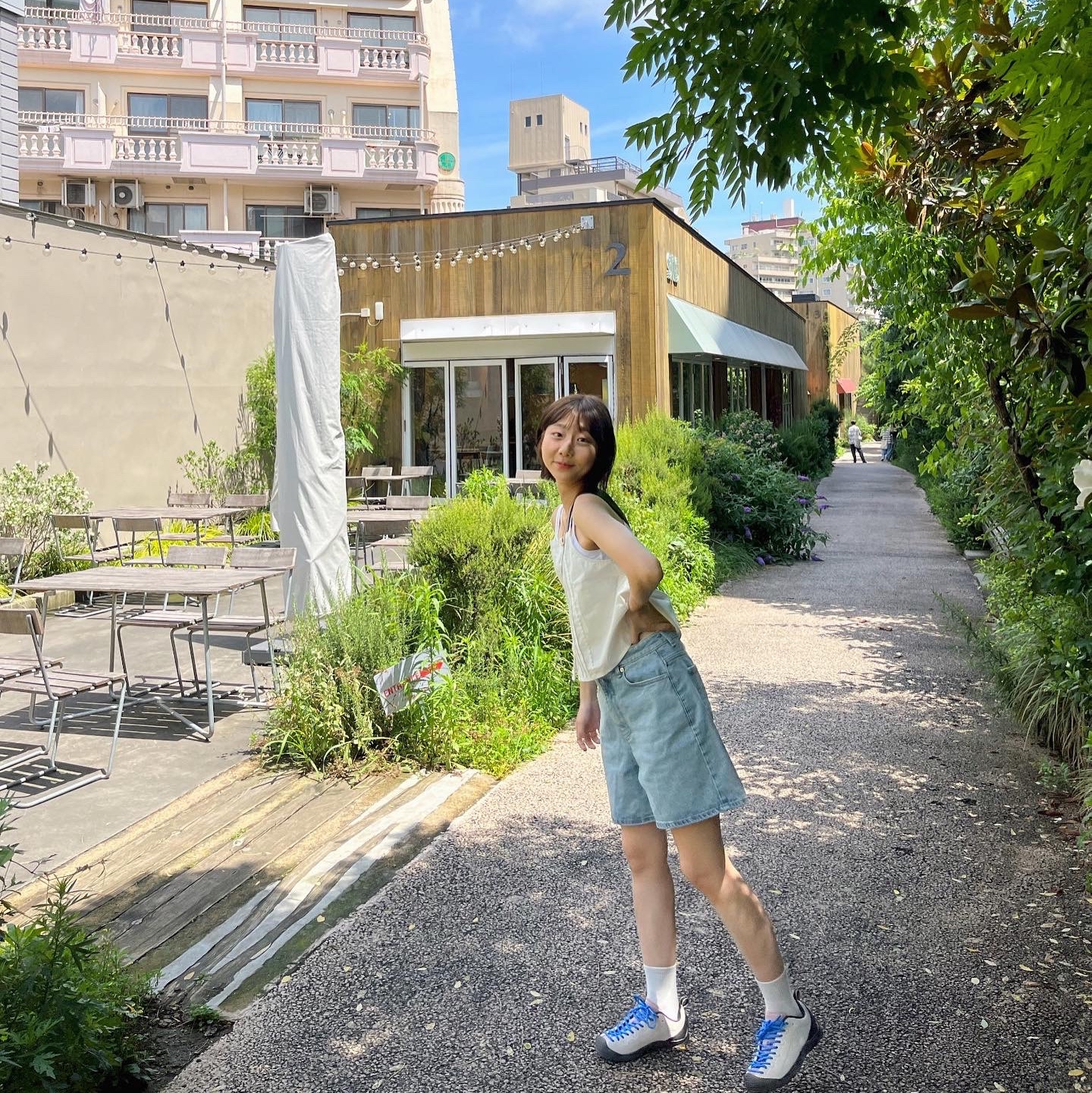 (W) Keen Jasper Suede Sneakers Birch Fawn, Matin Kim Mini Buckle Bag Black 착용 스타일 - 4