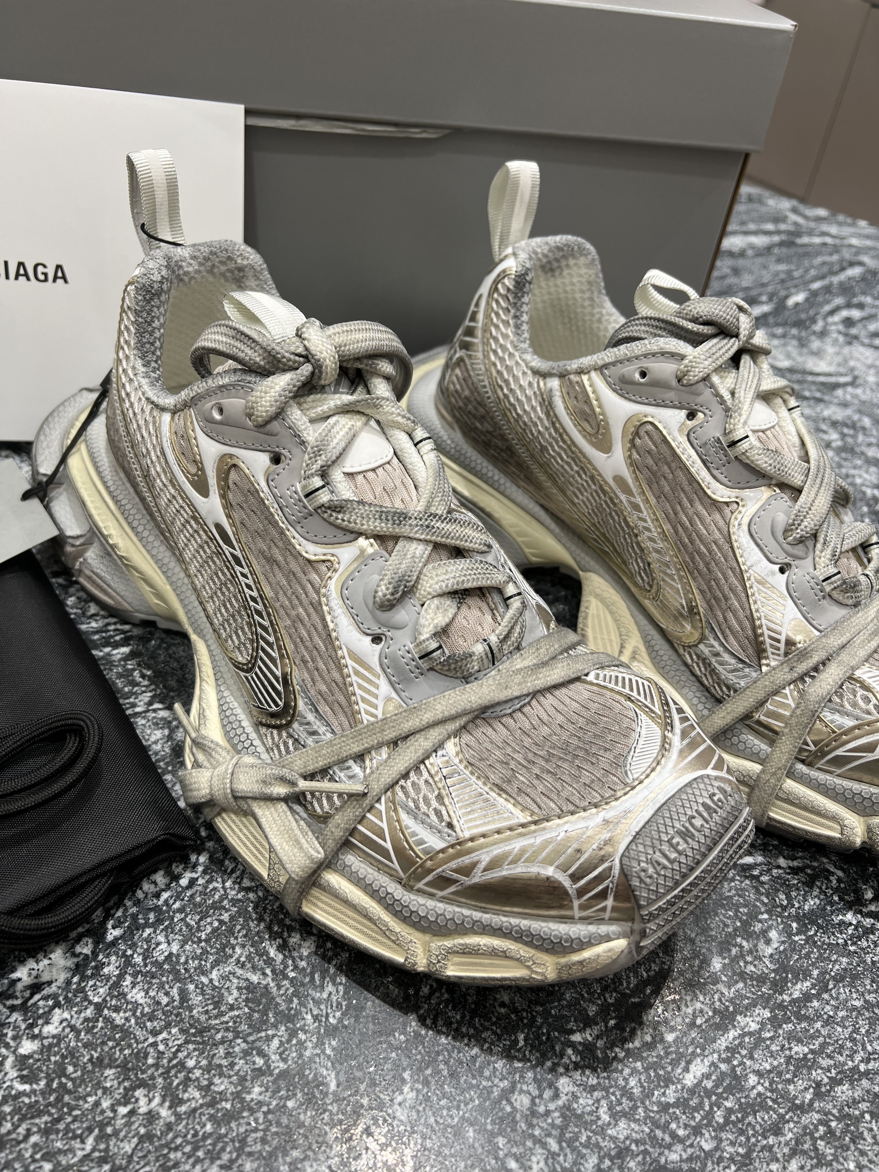 Balenciaga 3XL Sneakers Light Beige 착용 스타일 - 2