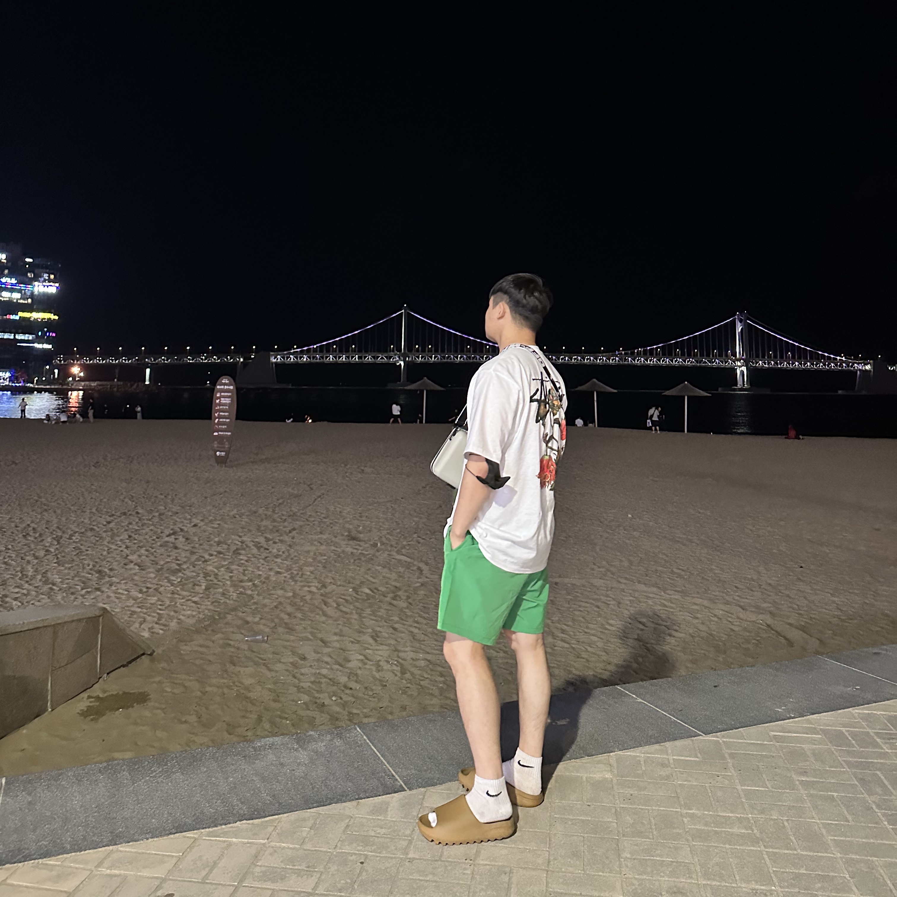 Stussy Withered Flower T-Shirt White, Adidas Yeezy Slide Ochre 착용 스타일
