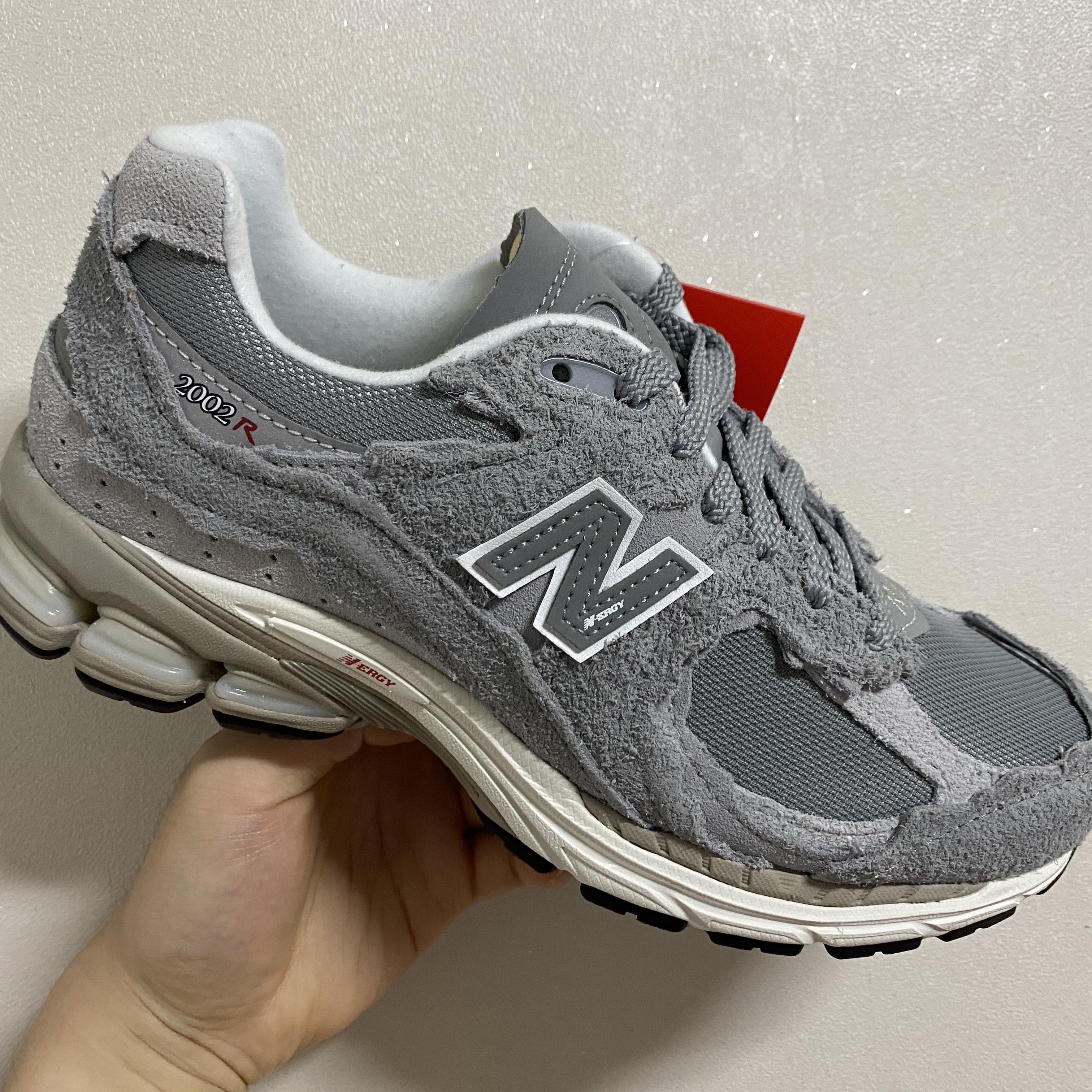 New Balance 2002R Protection Pack Grey 착용 스타일