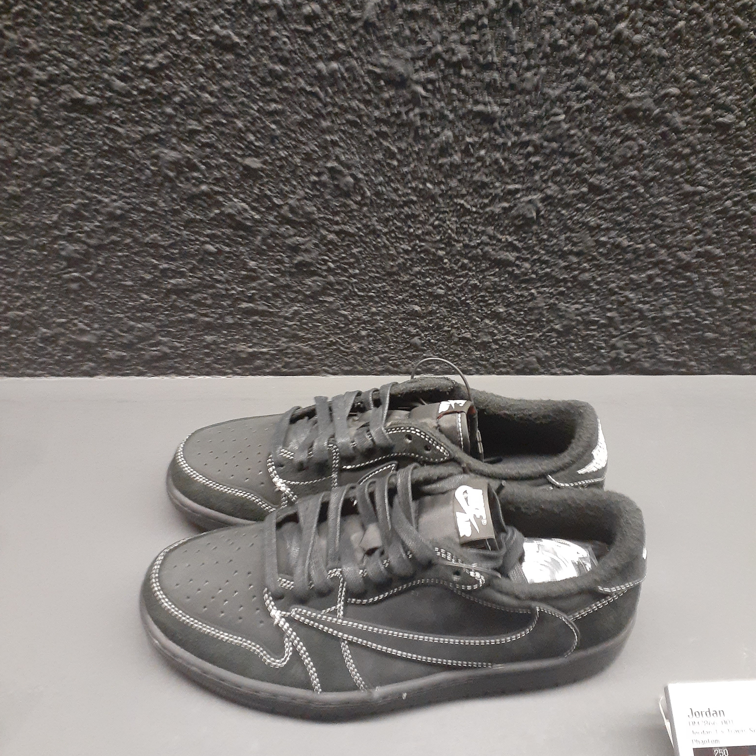 Jordan 1 x Travis Scott Retro Low OG SP Black Phantom 착용 스타일