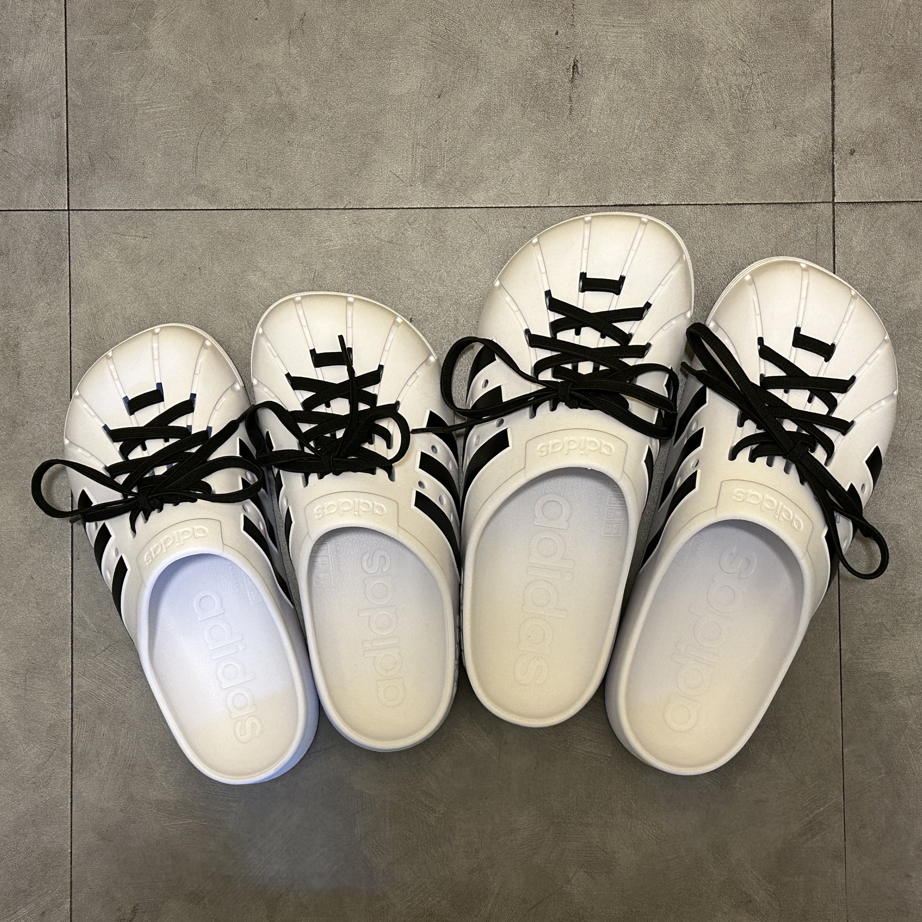 Adidas Adilette Clog White Black 착용 스타일