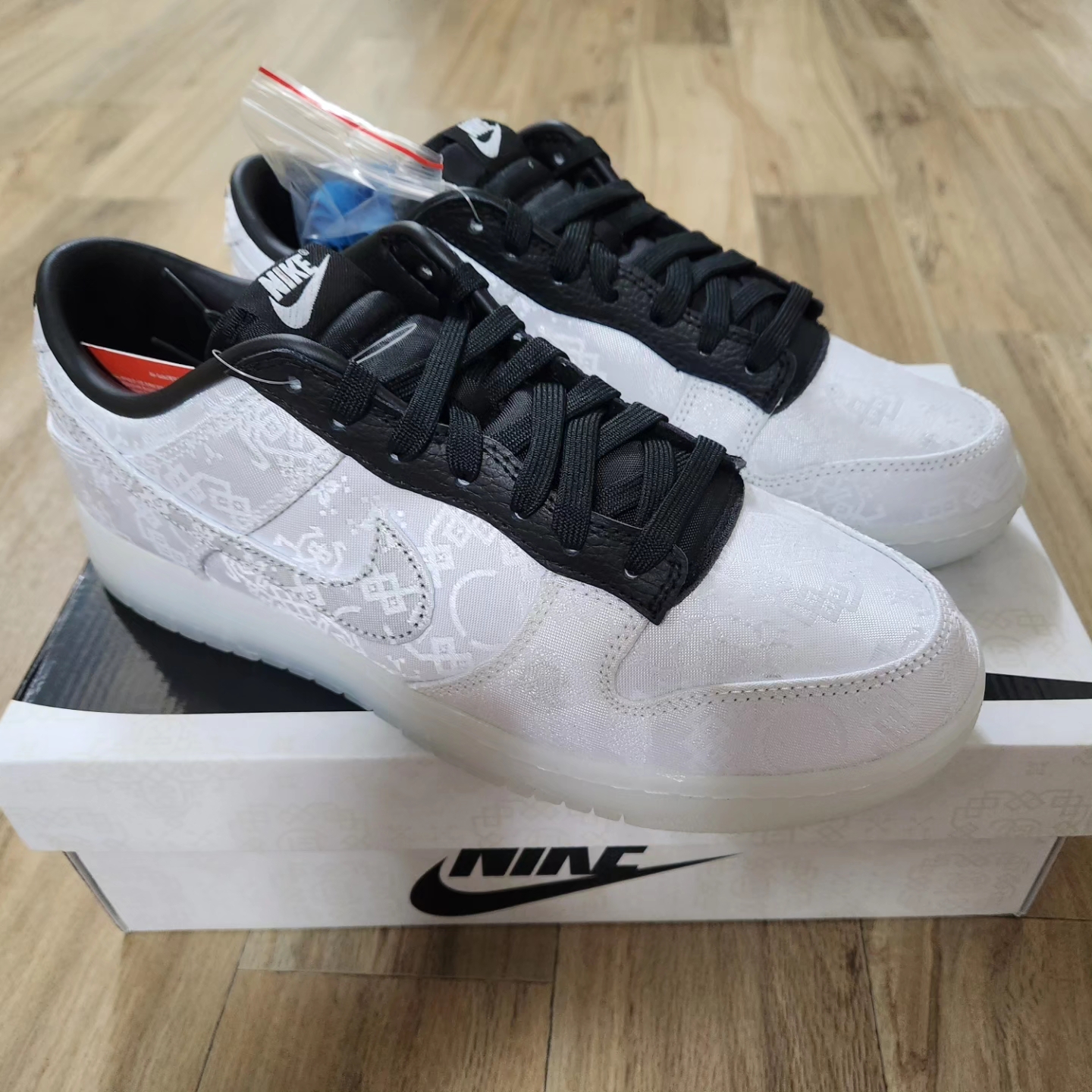 Nike x Clot x Fragment Dunk Low Black and White 착용 스타일 - 2