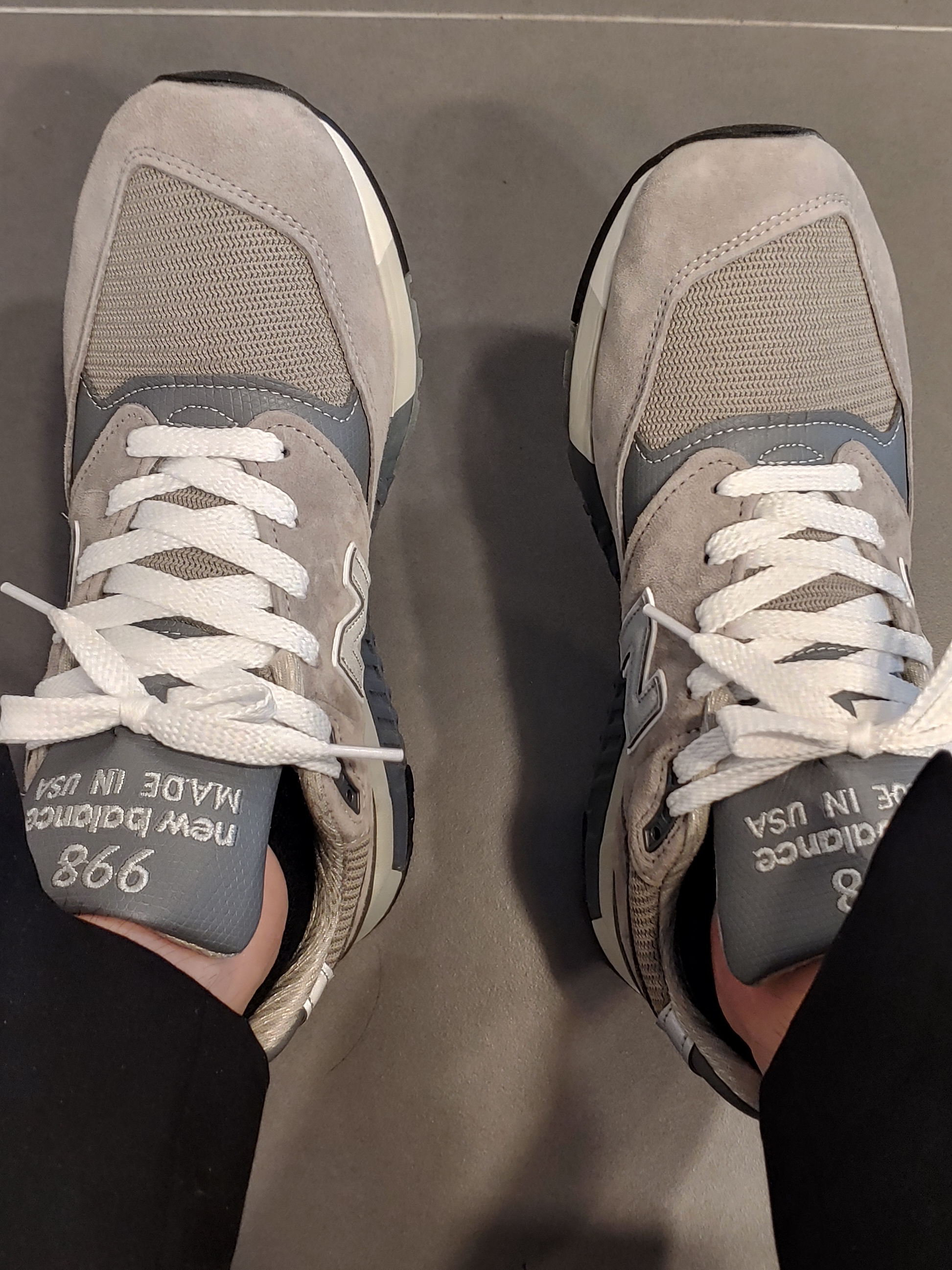 New Balance 998 Core Made in USA Grey Silver 착용 스타일 - 1