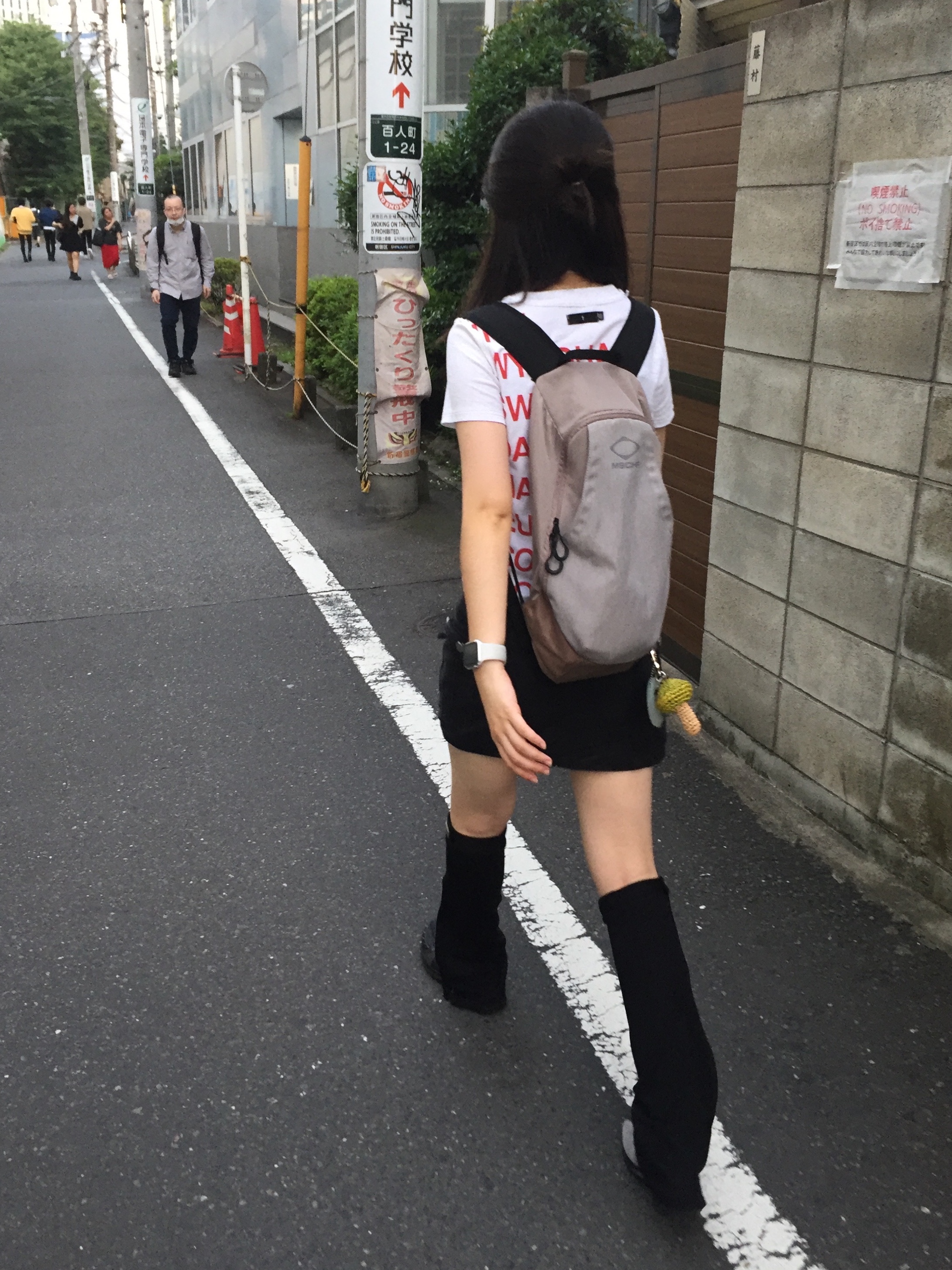 [KREAM 단독] Safarispot Women 1/2 Highway Inn T-Shirt White Red, Mischief Rhombus Backpack Pink Grey 착용 스타일 - 2