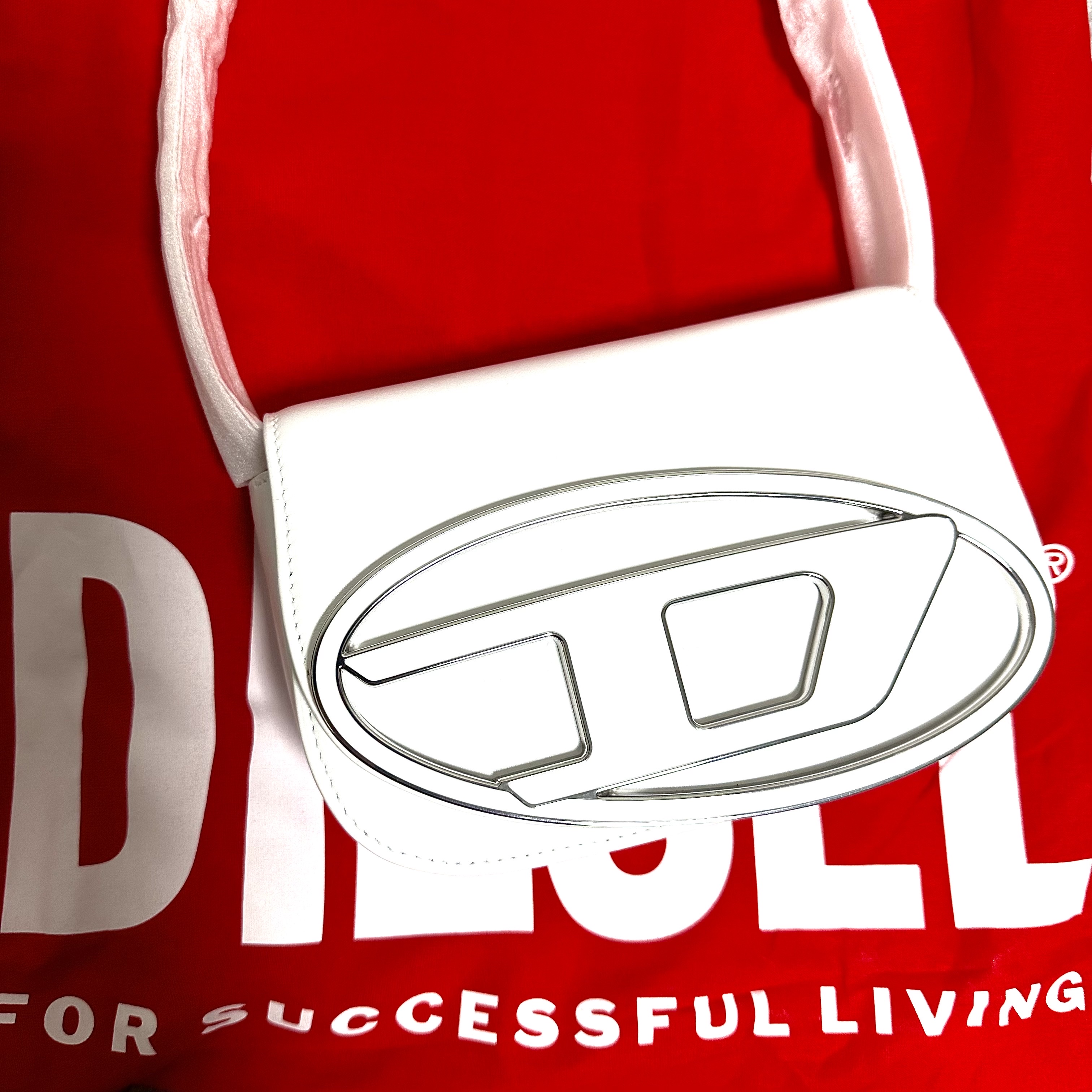 Diesel 1DR Shoulder Bag in Nappa Leather White 착용 스타일