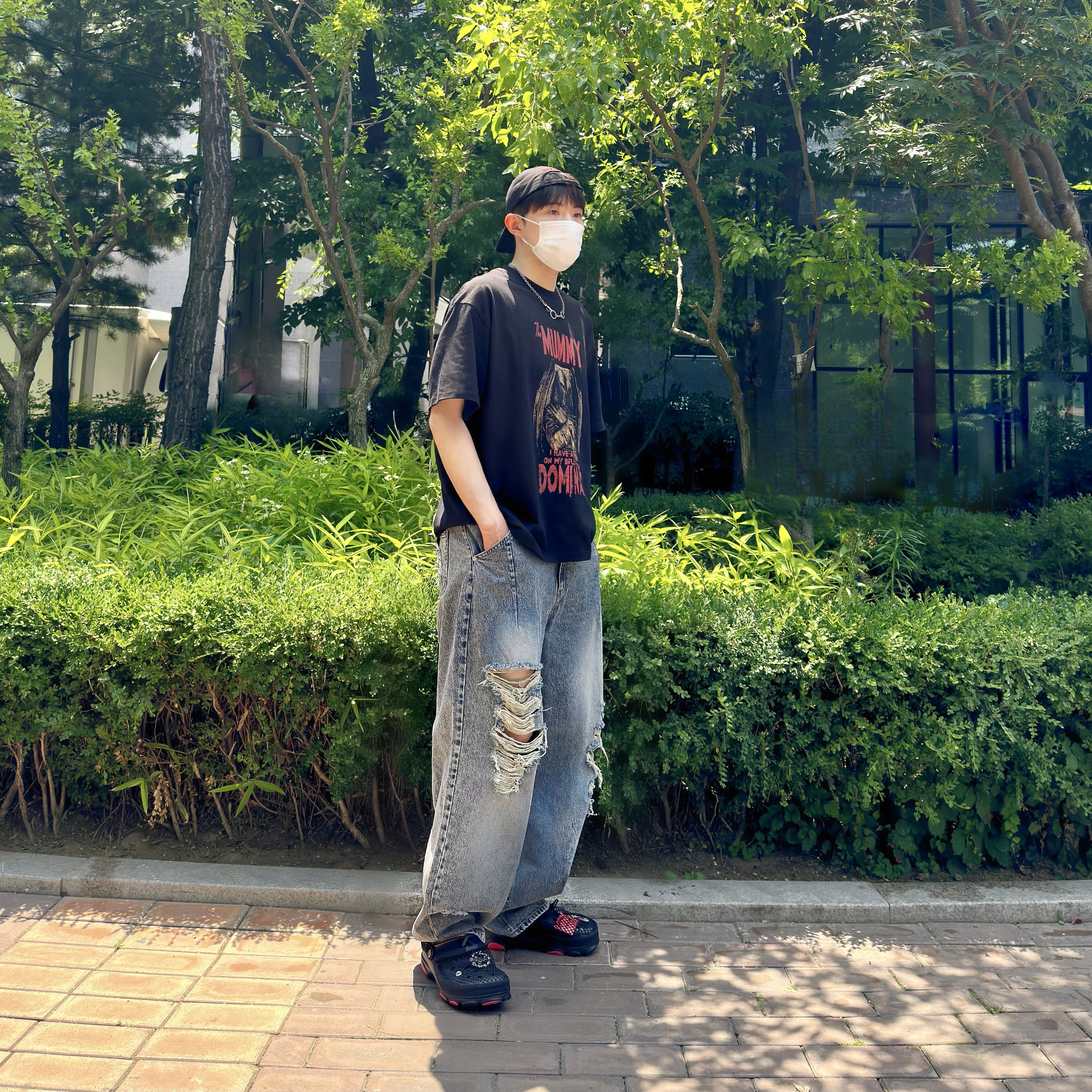 Darkr8m Studio Upside Down Red Logo Cap, Crocs x Staple Classic All Terrain Clog Black 착용 스타일 - 2