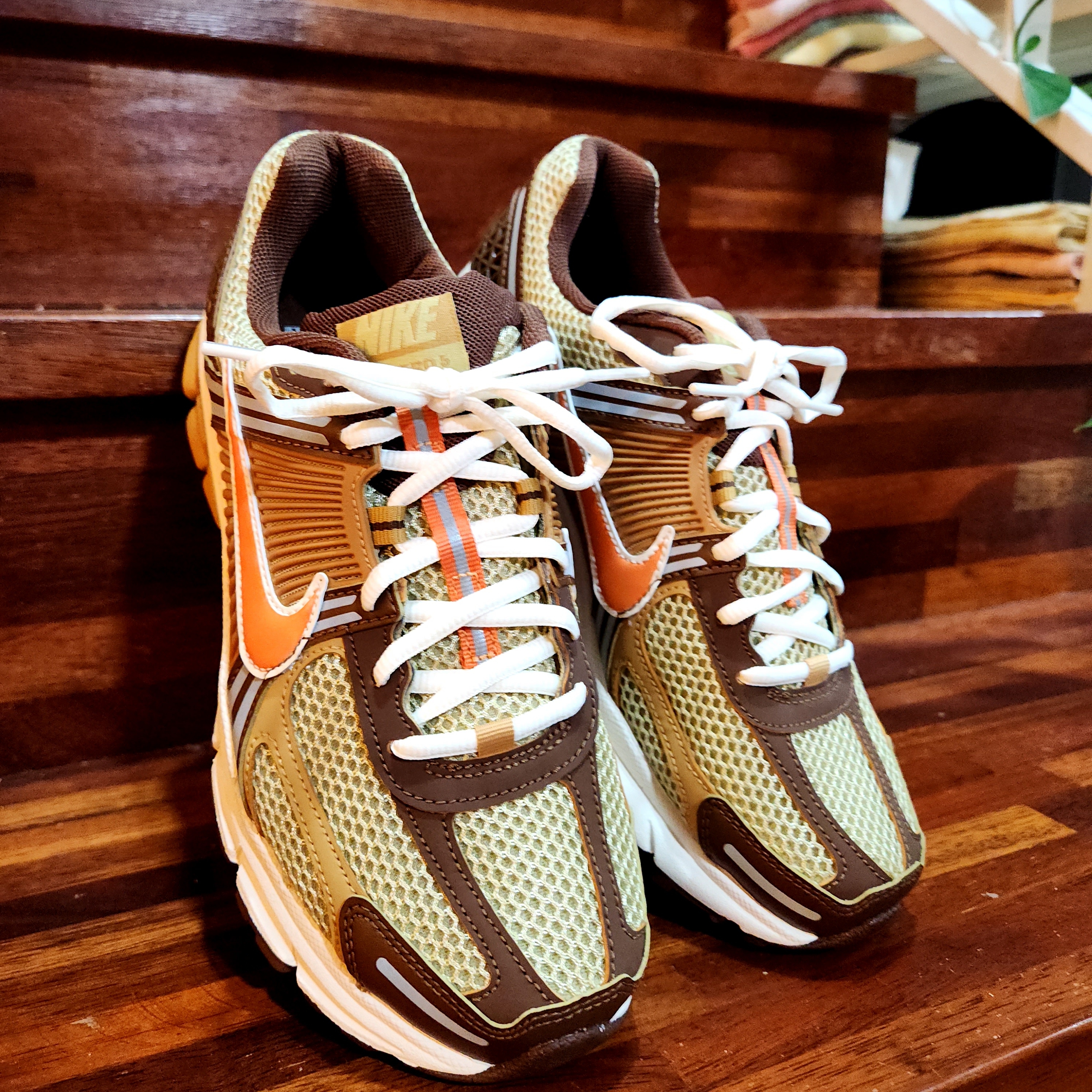 Nike Zoom Vomero 5 Wheat Grass and Cacao Wow 착용 스타일