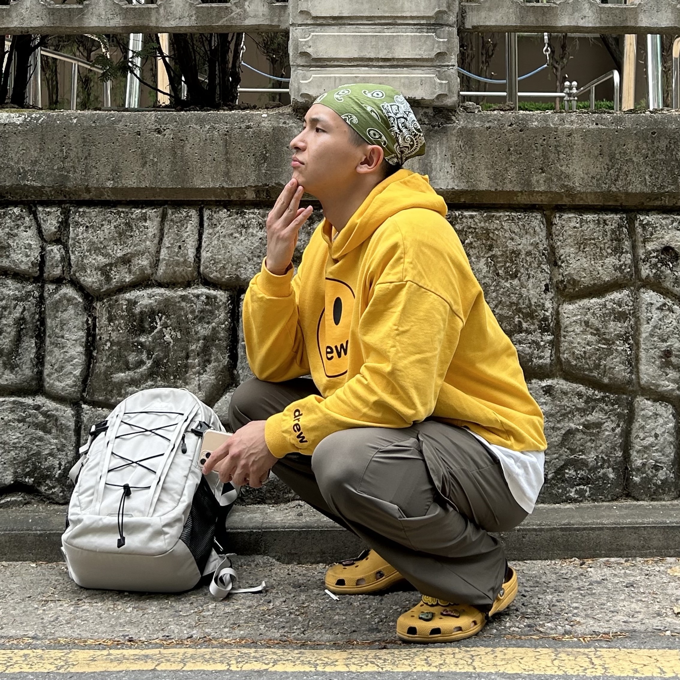 Crocs x Justin Bieber x Drew Classic Clog Canary, Drew House Mascot Oversized Hoodie Royal Blue 착용 스타일