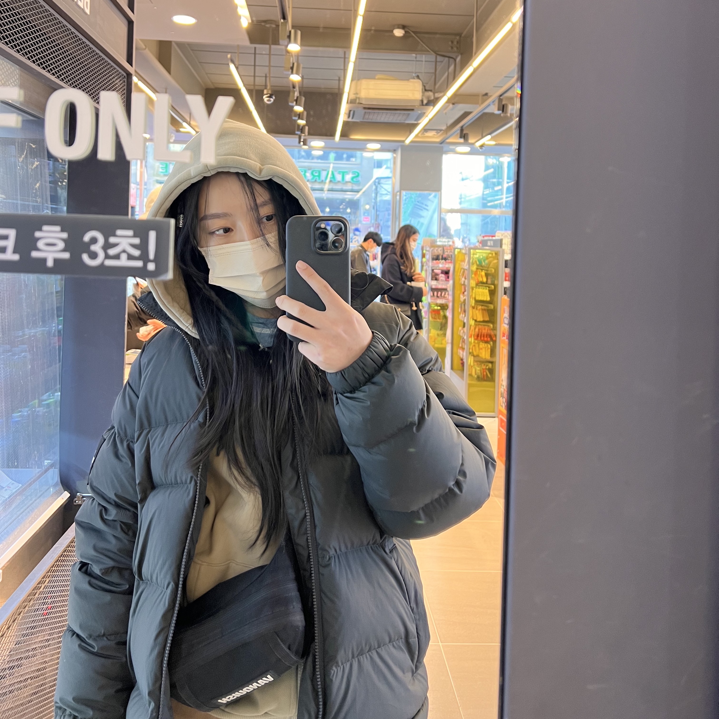 The North Face 1992 Nuptse Jacket Charcoal 착용 스타일 - 2