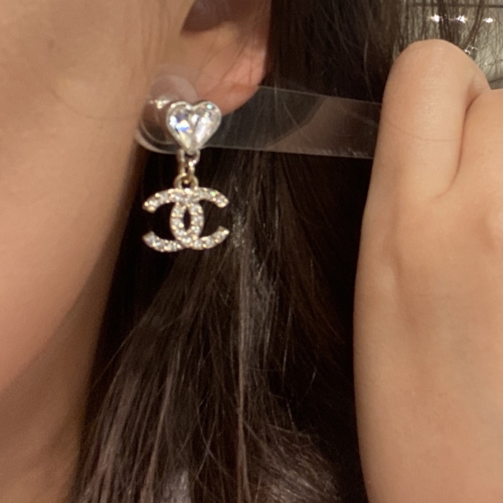 (W) Chanel Pendant Earrings Metal Strass & Silver Gold Crystal 착용 스타일