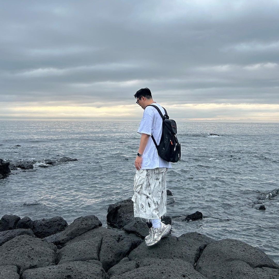 Nos Couleurs Distressed Cargo Shorts White 착용 스타일