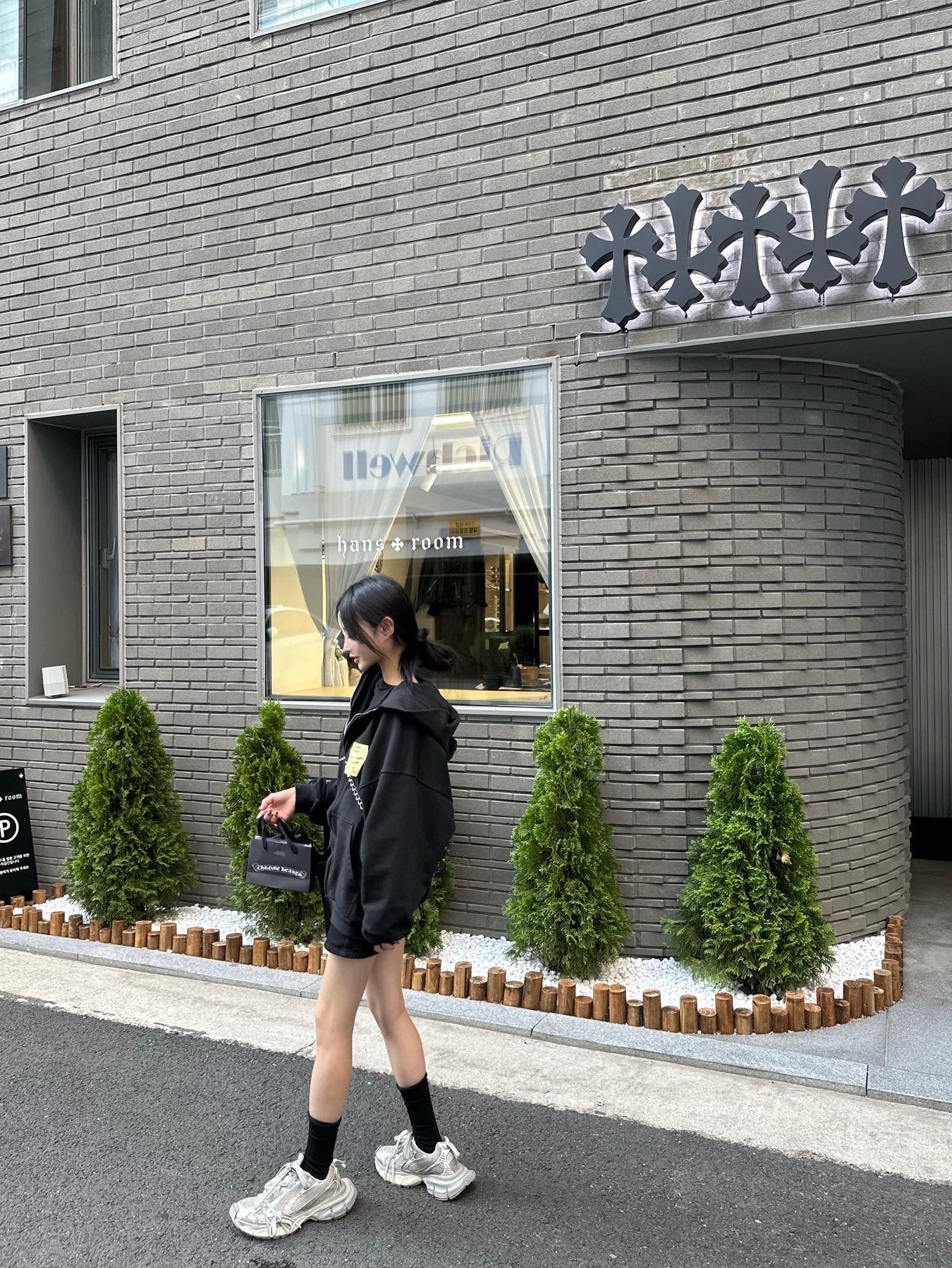 (W) Balenciaga 3XL Sneakers Light Beige, Balenciaga Arena Lambskin Aged Silver Hardware Le Cagole Mini Heart Bag Black 착용 스타일 - 2
