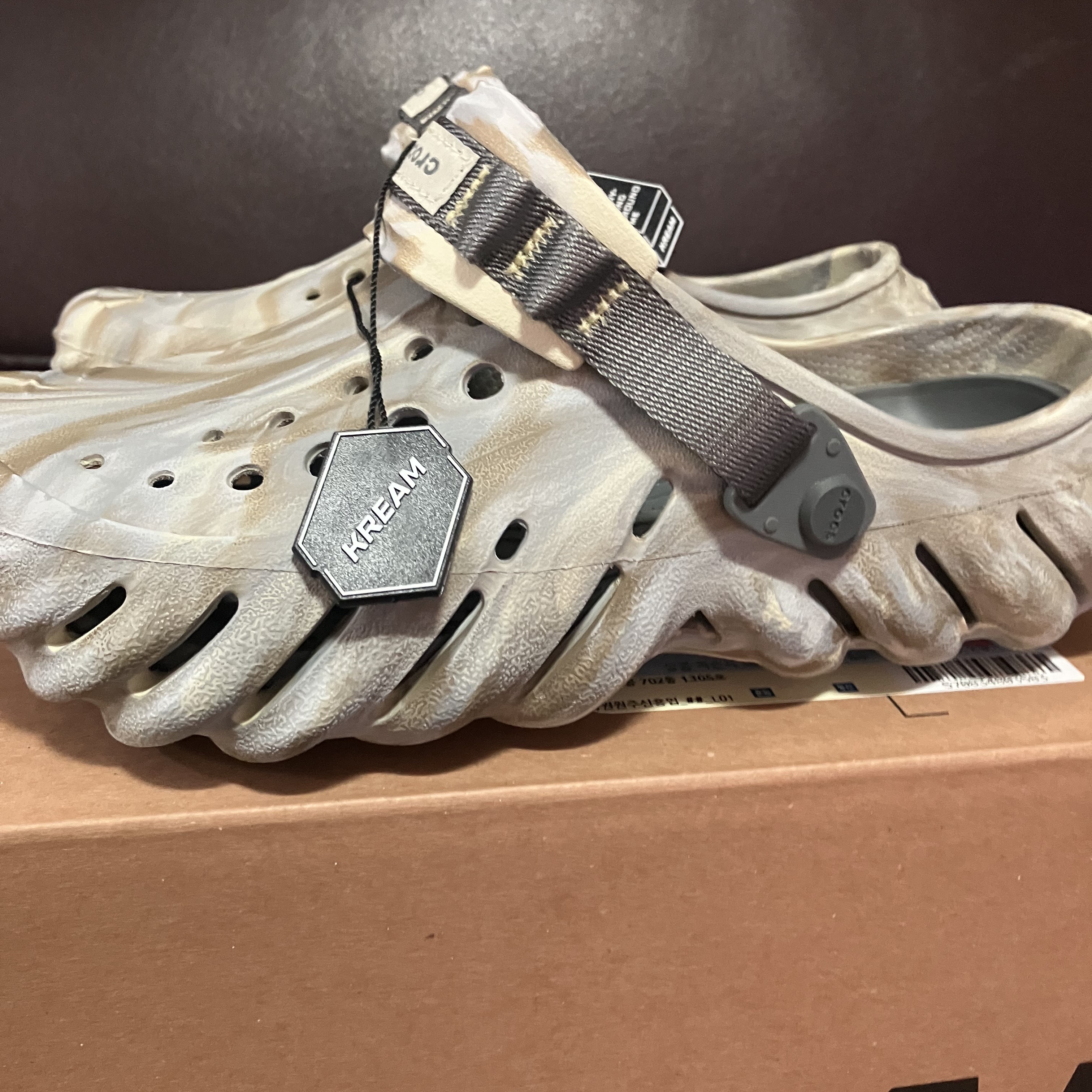 Crocs Echo Marbled Clog Bone Multi 착용 스타일 - 1