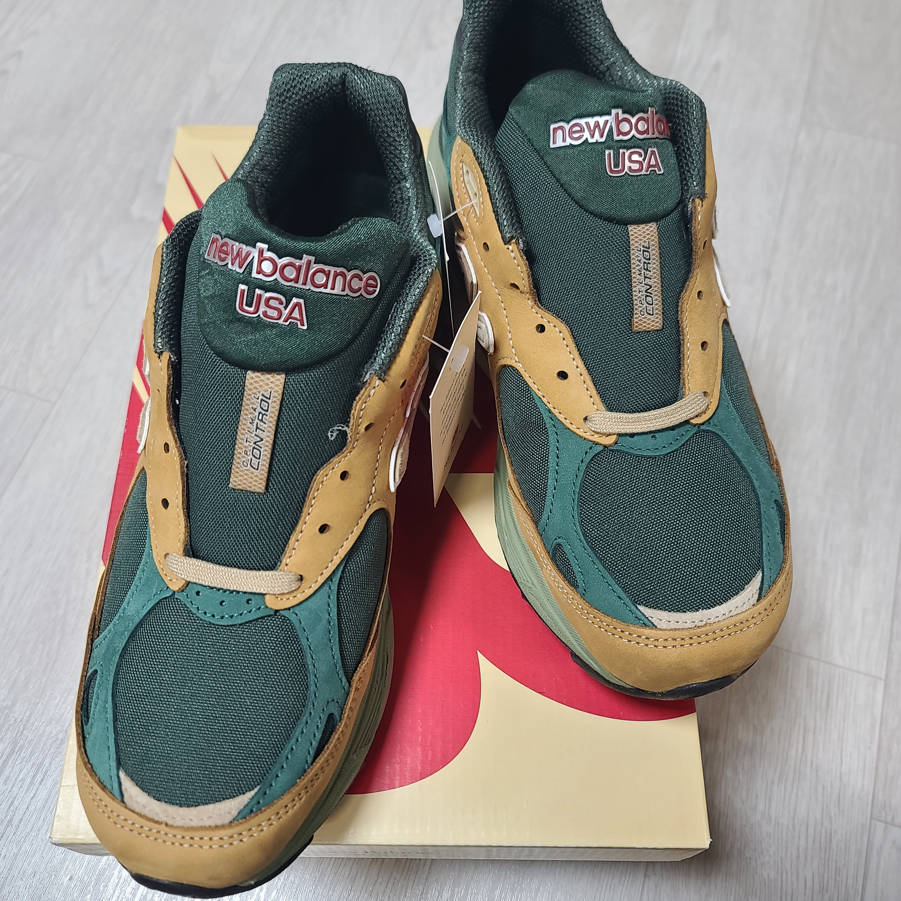 New Balance 990v3 Made in USA Tan Green 착용 스타일 - 1