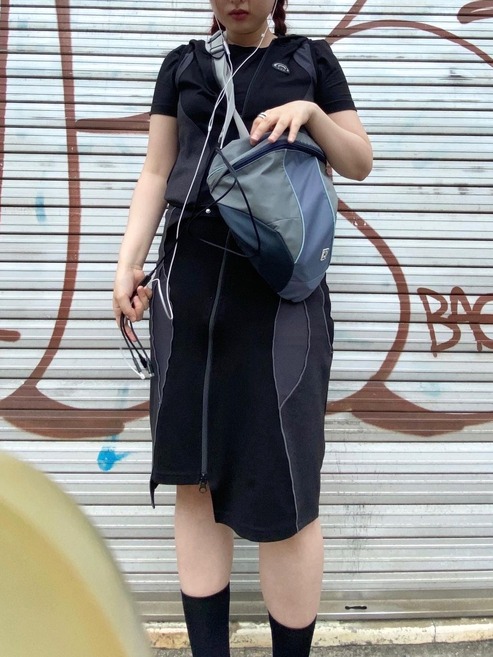 Art of Field Unbalanced Midi Skirt Black, Art of Field Short Hooded Vest Jacket Black 착용 스타일