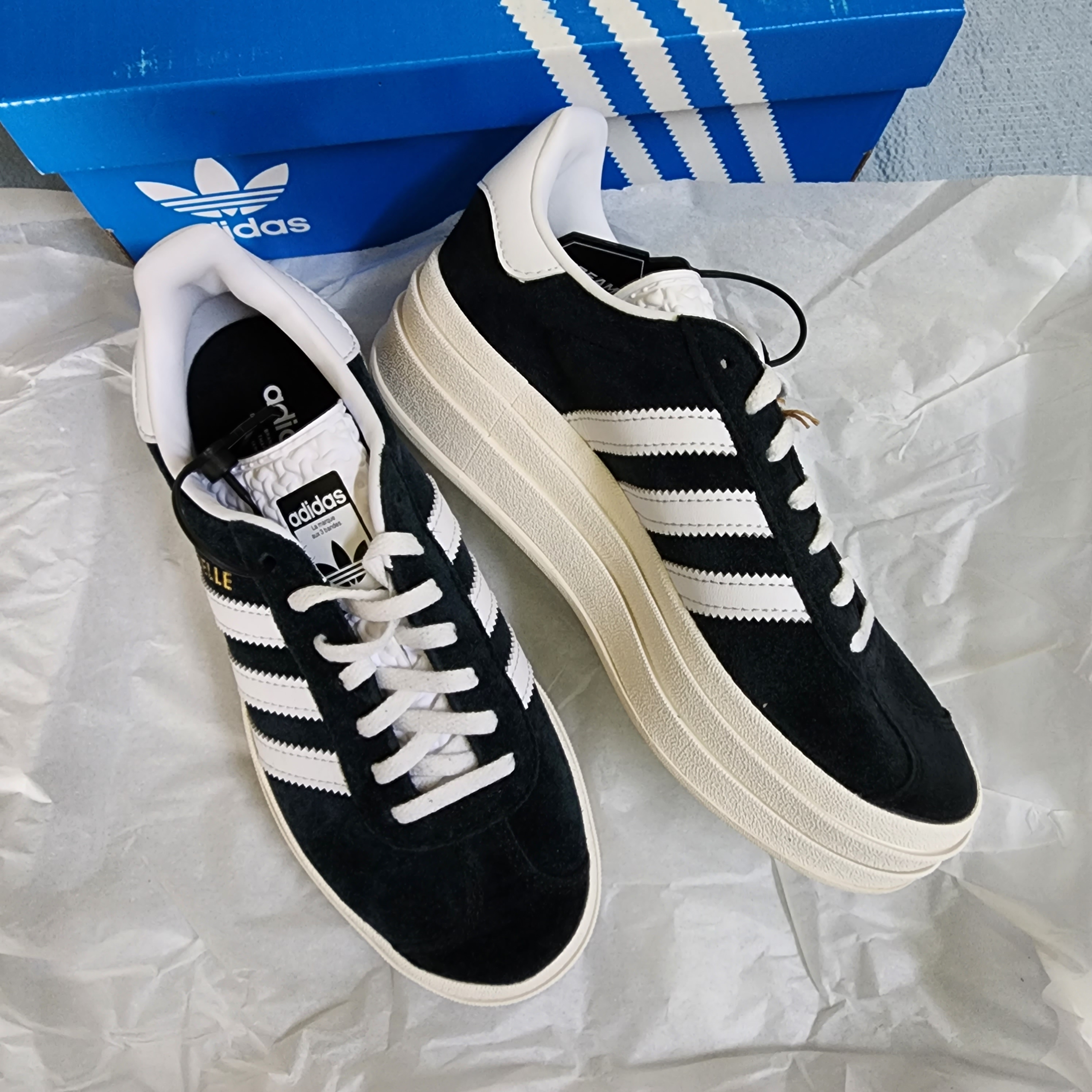 (W) Adidas Gazelle Bold Core Black Cloud White 착용 스타일 - 1