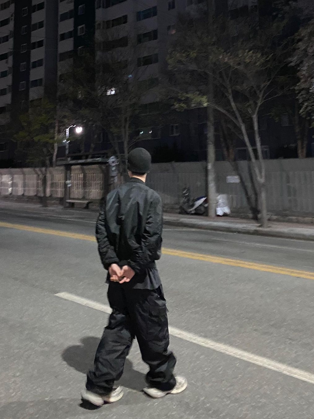 [KREAM 단독] OMO Detachable Nylon Cargo Pants Black 착용 스타일 - 2
