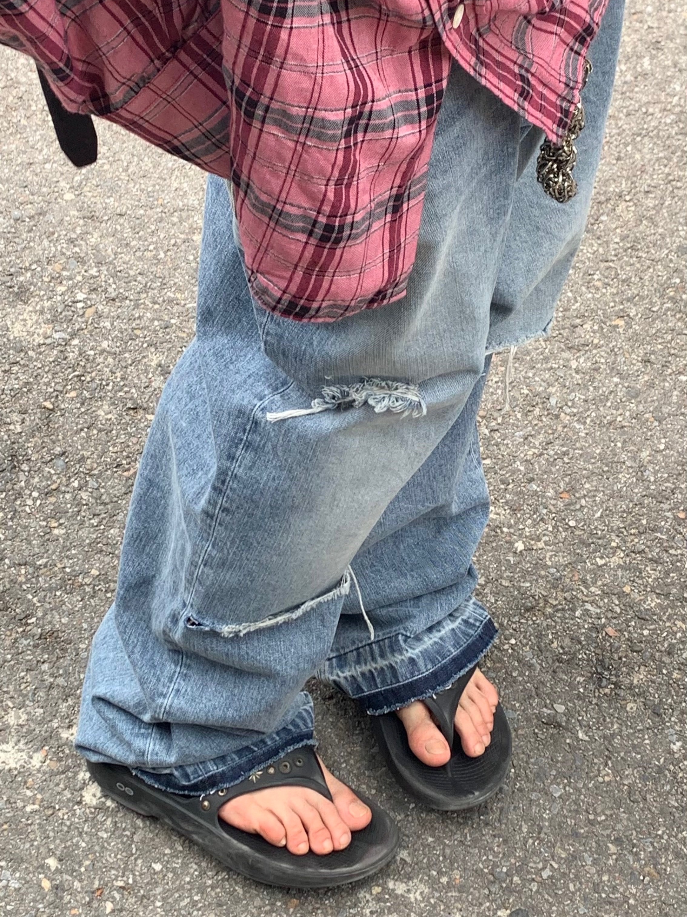 Jacquemus Le Bob Artichaut Bucket Hat Black, Balenciaga Arena Lambskin Aged Silver Hardware Le Cagole XS Flap Bag Black 착용 스타일 - 3