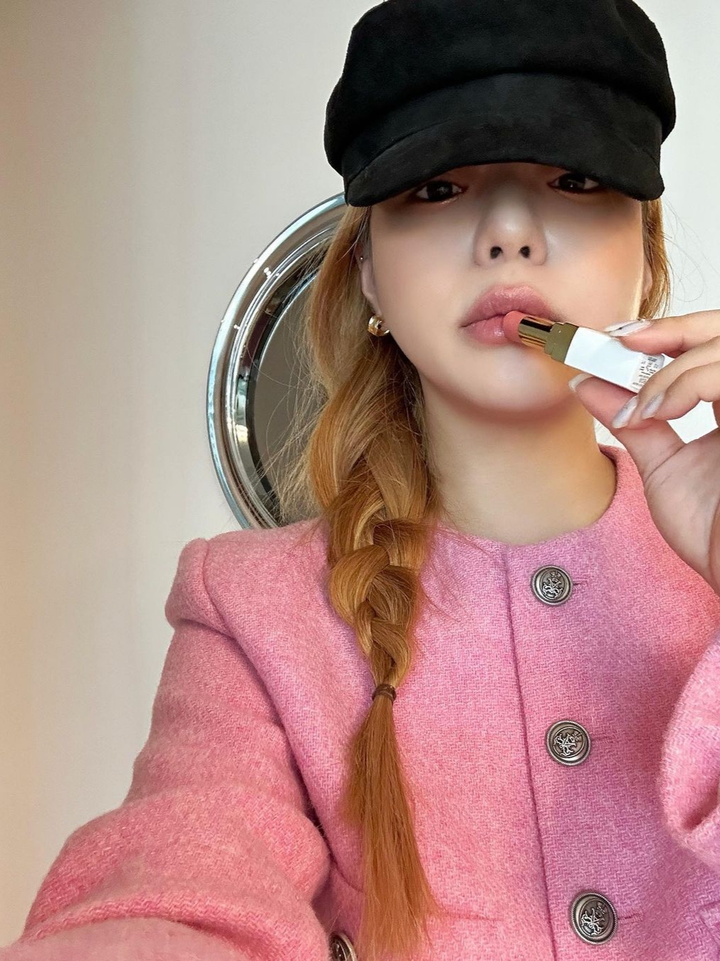Chanel Rouge Coco Baume 916 Flirty Coral 착용 스타일
