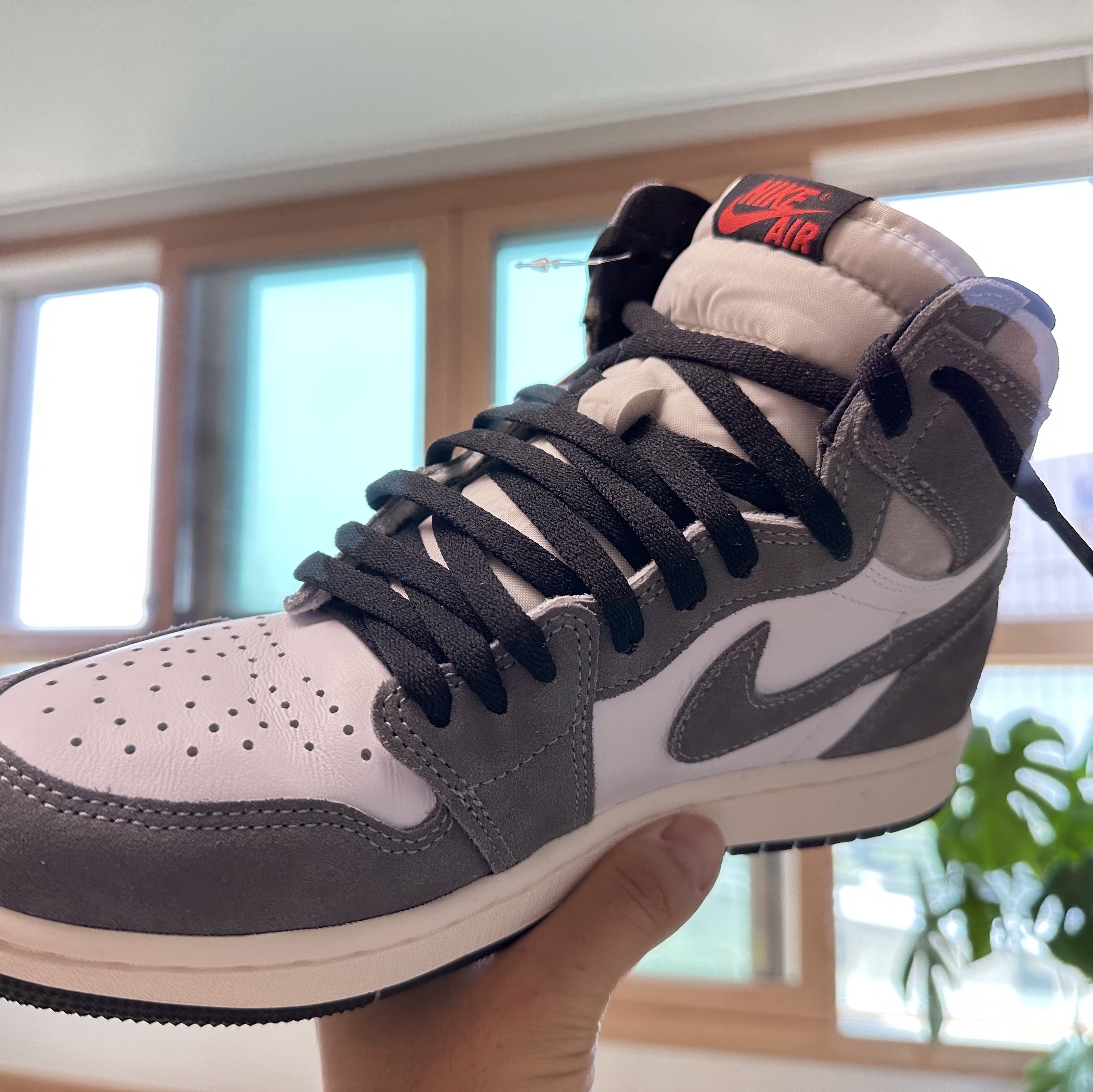 Jordan 1 Retro High OG Black and Smoke Grey 착용 스타일 - 3