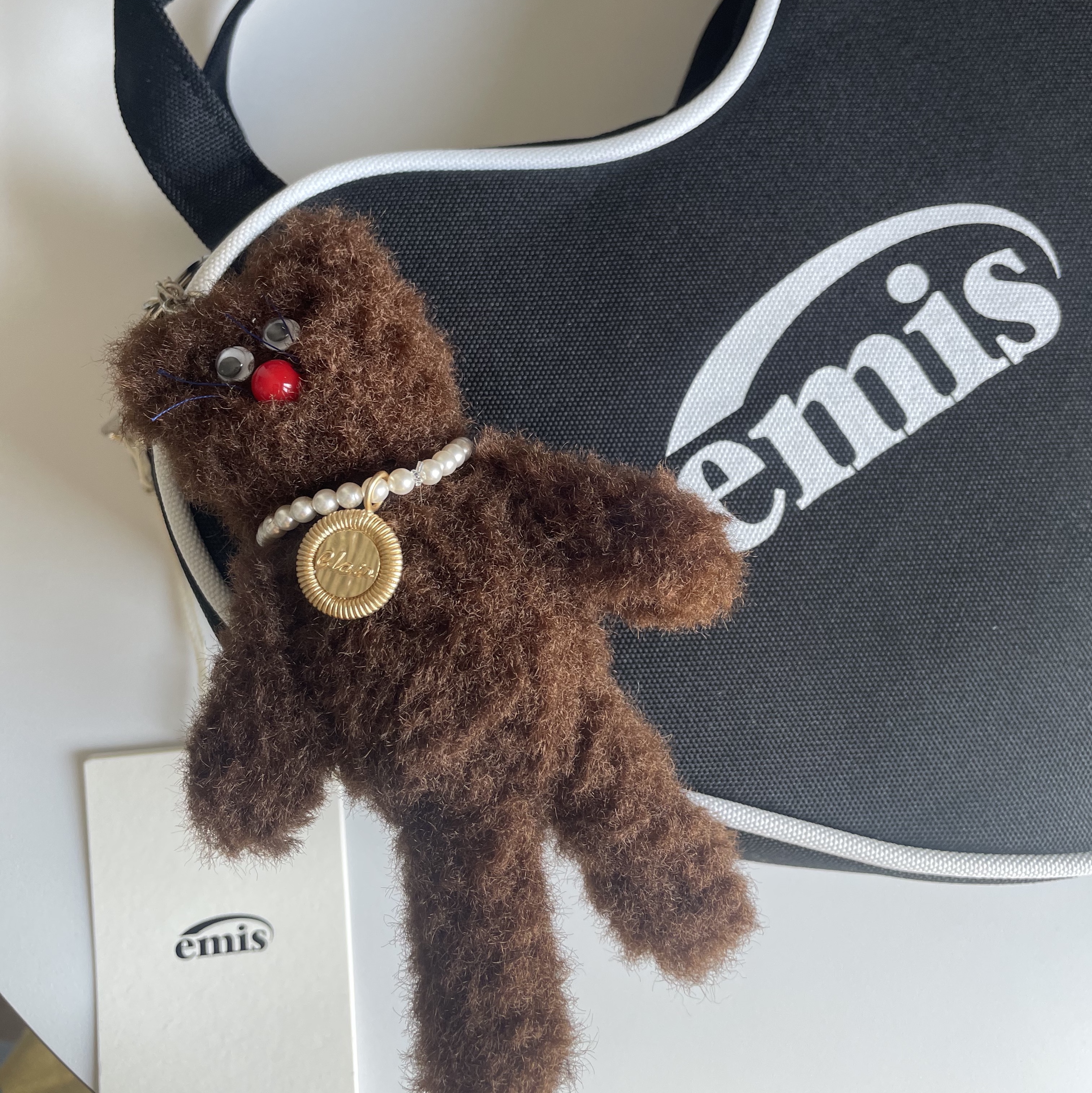 [KREAM 단독] Monamhee Bred Keyring with Pink Pants Brown 착용 스타일 - 1