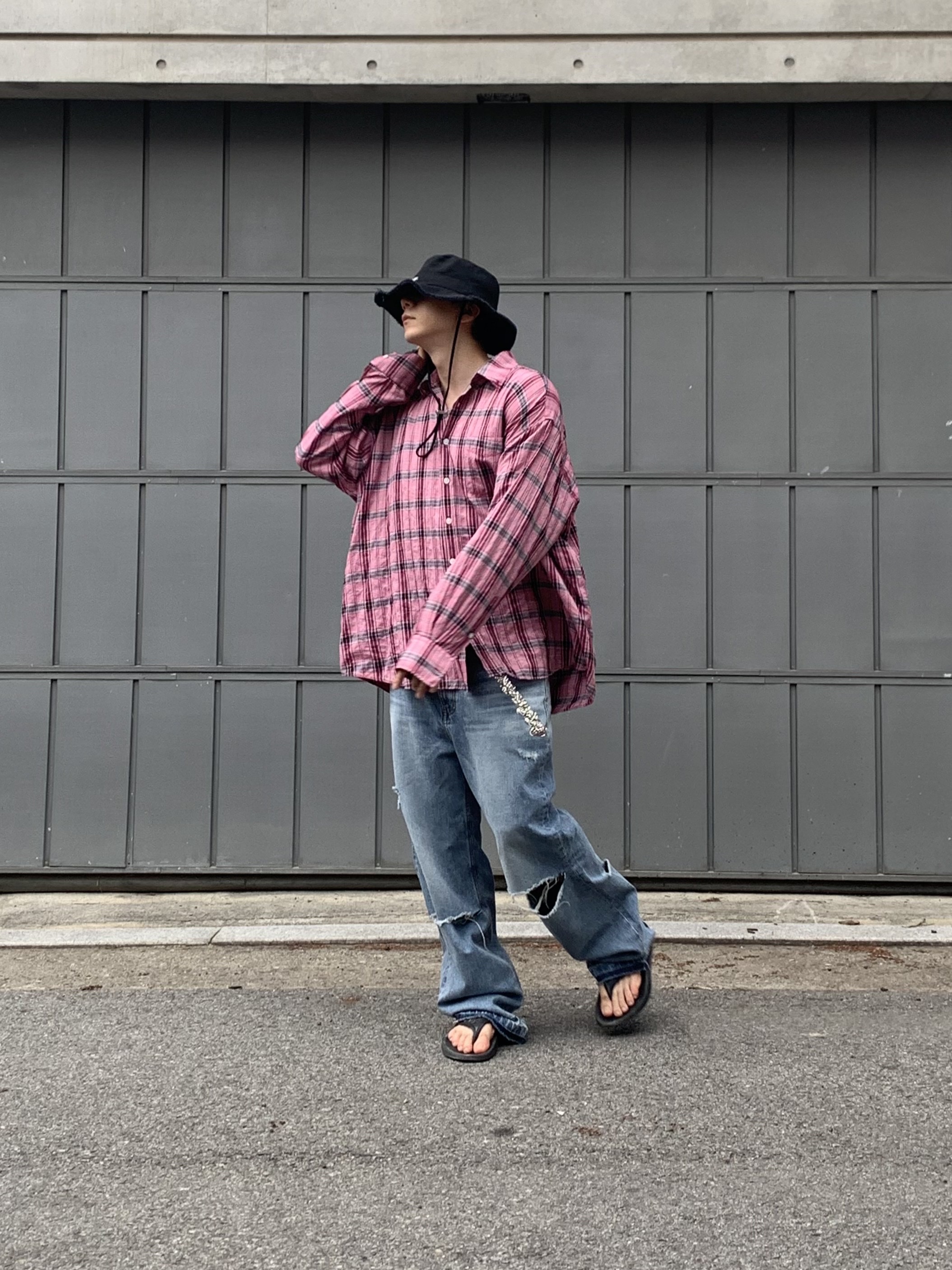 Jacquemus Le Bob Artichaut Bucket Hat Black, Balenciaga Arena Lambskin Aged Silver Hardware Le Cagole XS Flap Bag Black 착용 스타일 - 5