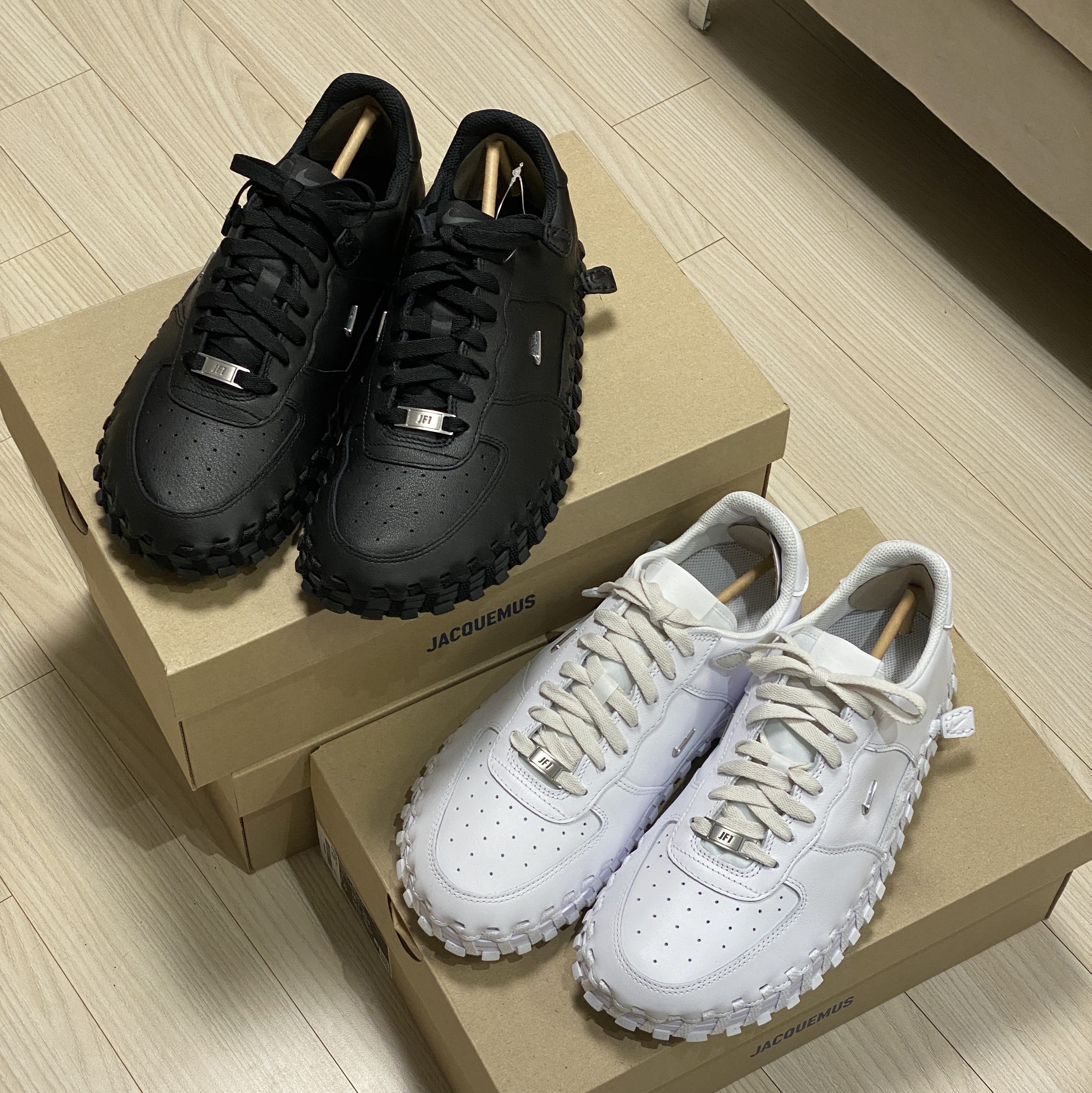 Nike x Jacquemus J Force 1 Low LX SP Black, Nike x Jacquemus J Force 1 Low LX SP White 착용 스타일 - 1