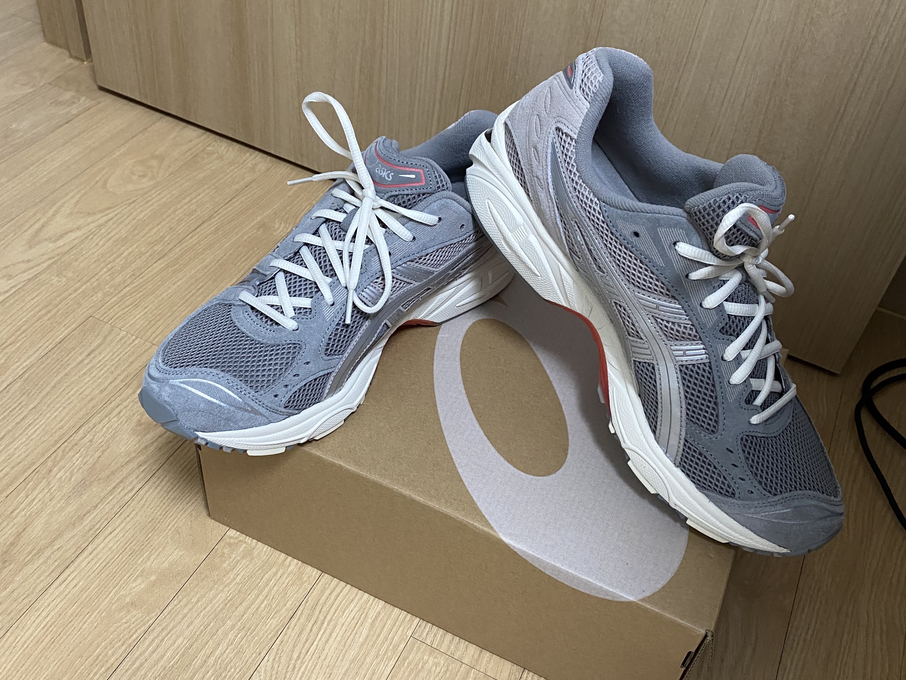Asics Gel-Kayano 14 Clay Grey Pure Silver 착용 스타일