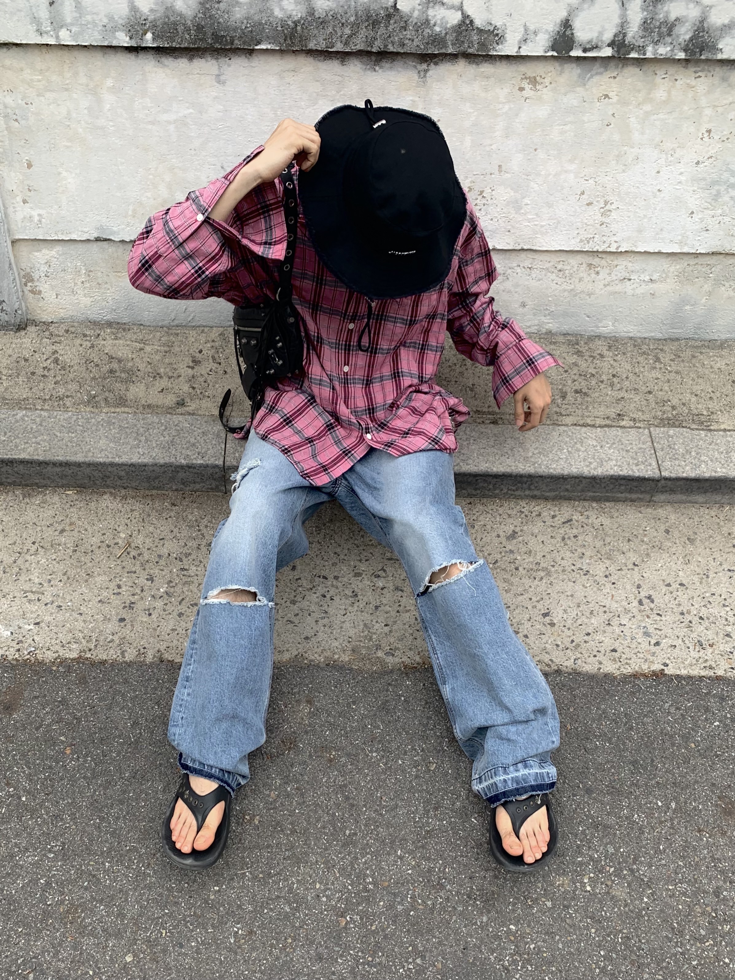 Jacquemus Le Bob Artichaut Bucket Hat Black, Balenciaga Arena Lambskin Aged Silver Hardware Le Cagole XS Flap Bag Black 착용 스타일 - 1