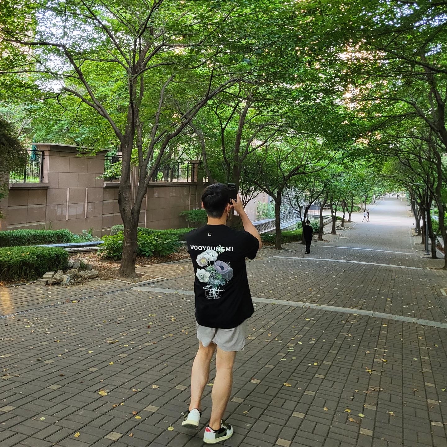 Wooyoungmi Flower Print Back Logo T-Shirt Black - 23FW, (W) Jordan 1 x Travis Scott Retro Low OG SP Medium Olive 착용 스타일 - 2