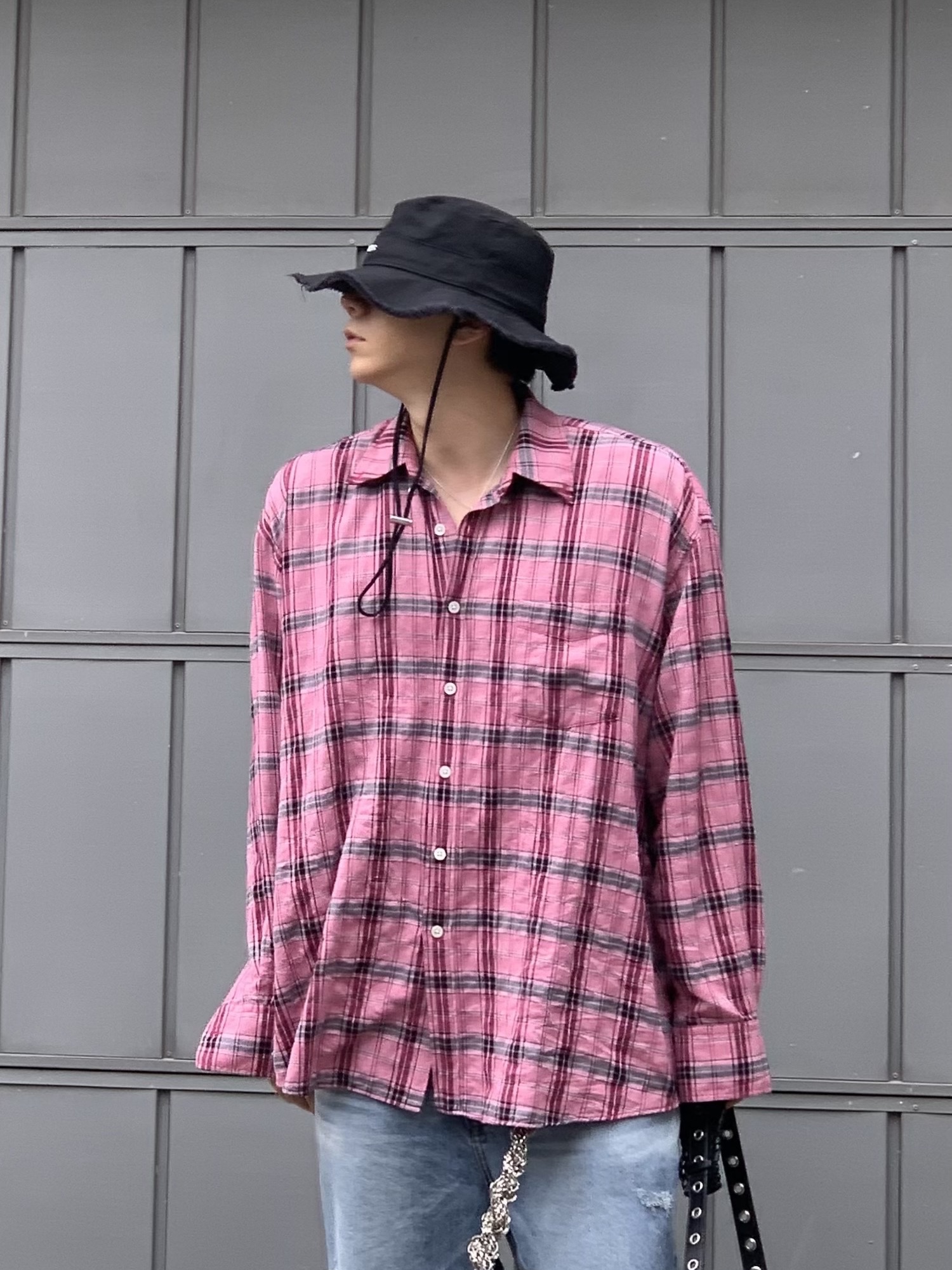 Jacquemus Le Bob Artichaut Bucket Hat Black, Balenciaga Arena Lambskin Aged Silver Hardware Le Cagole XS Flap Bag Black 착용 스타일 - 4