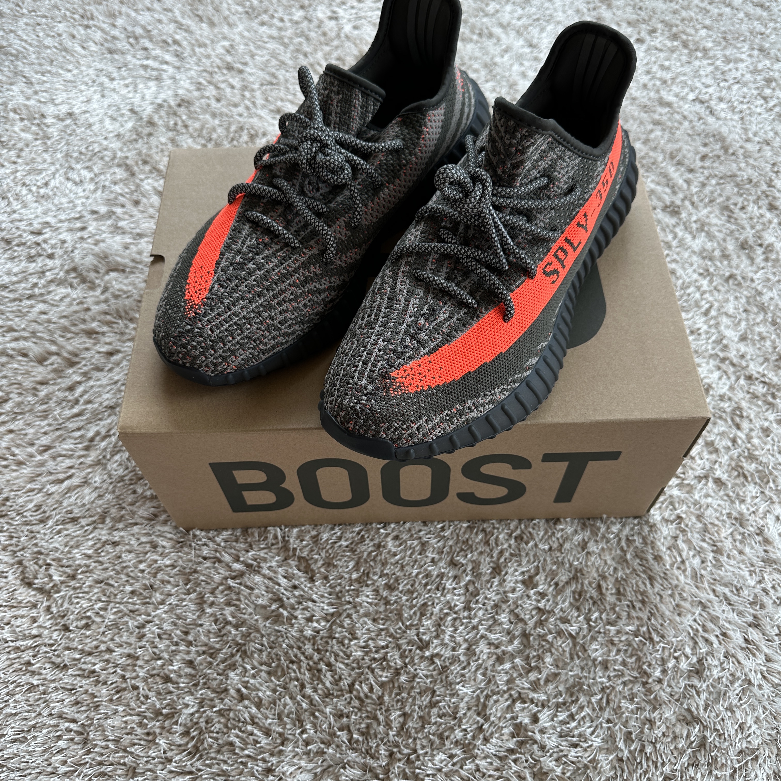 Adidas Yeezy Boost 350 V2 Carbon Beluga 착용 스타일